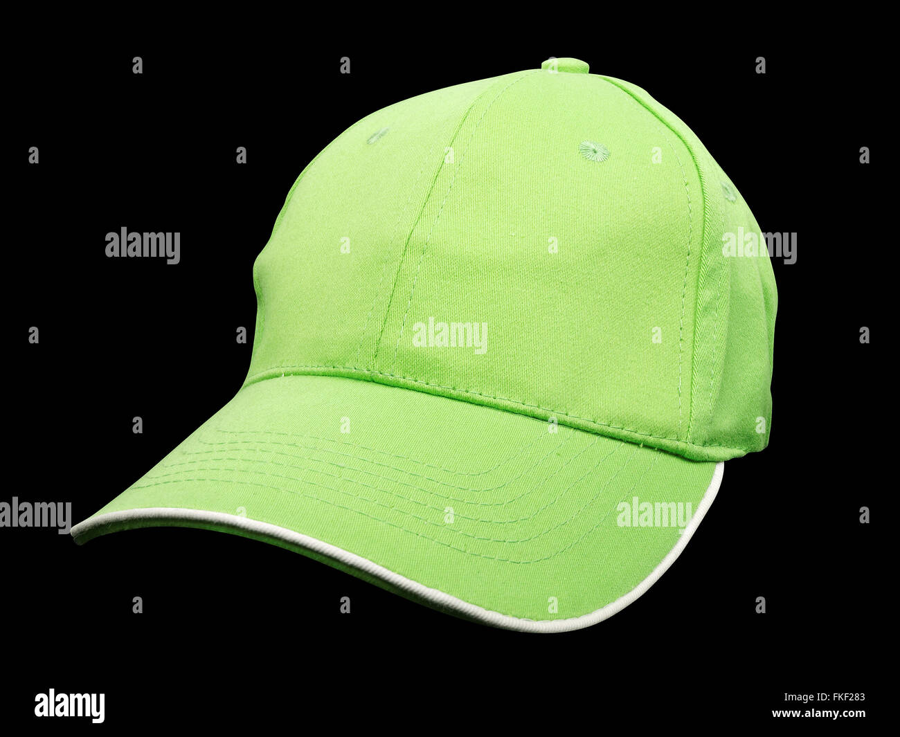 Verde berretto da baseball su sfondo nero, studio shot Foto Stock