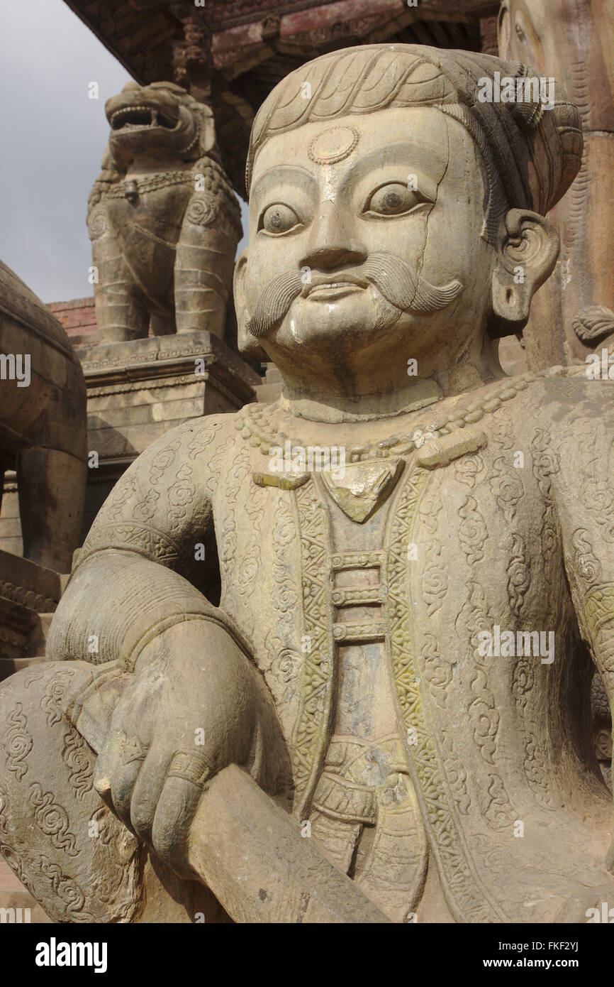 Bhaktapur, custode del tempio Nyatapola sul polo Taumadhi, Nepal Foto Stock