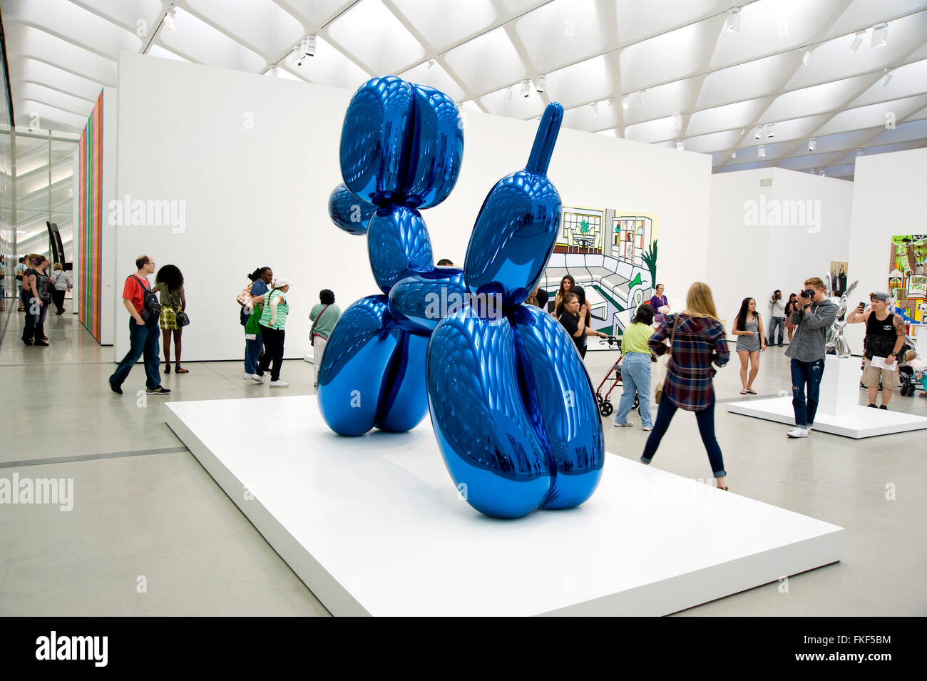 Jeff Koons scultura all'ampio museo di arte contemporanea nel centro di Los  Angeles, CA Foto stock - Alamy