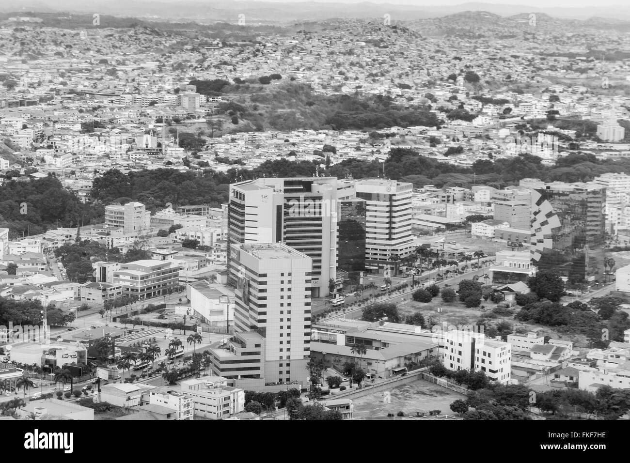 Foto in bianco e nero di Vista aerea della città di Guayaquil dal piano di vetro che arrivano all'aeroporto. Foto Stock