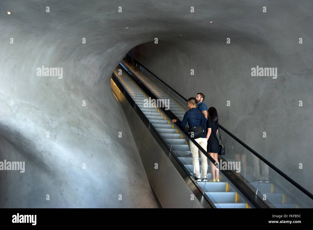Escalator all'interno del vasto museo nel centro cittadino di Los Angeles Foto Stock