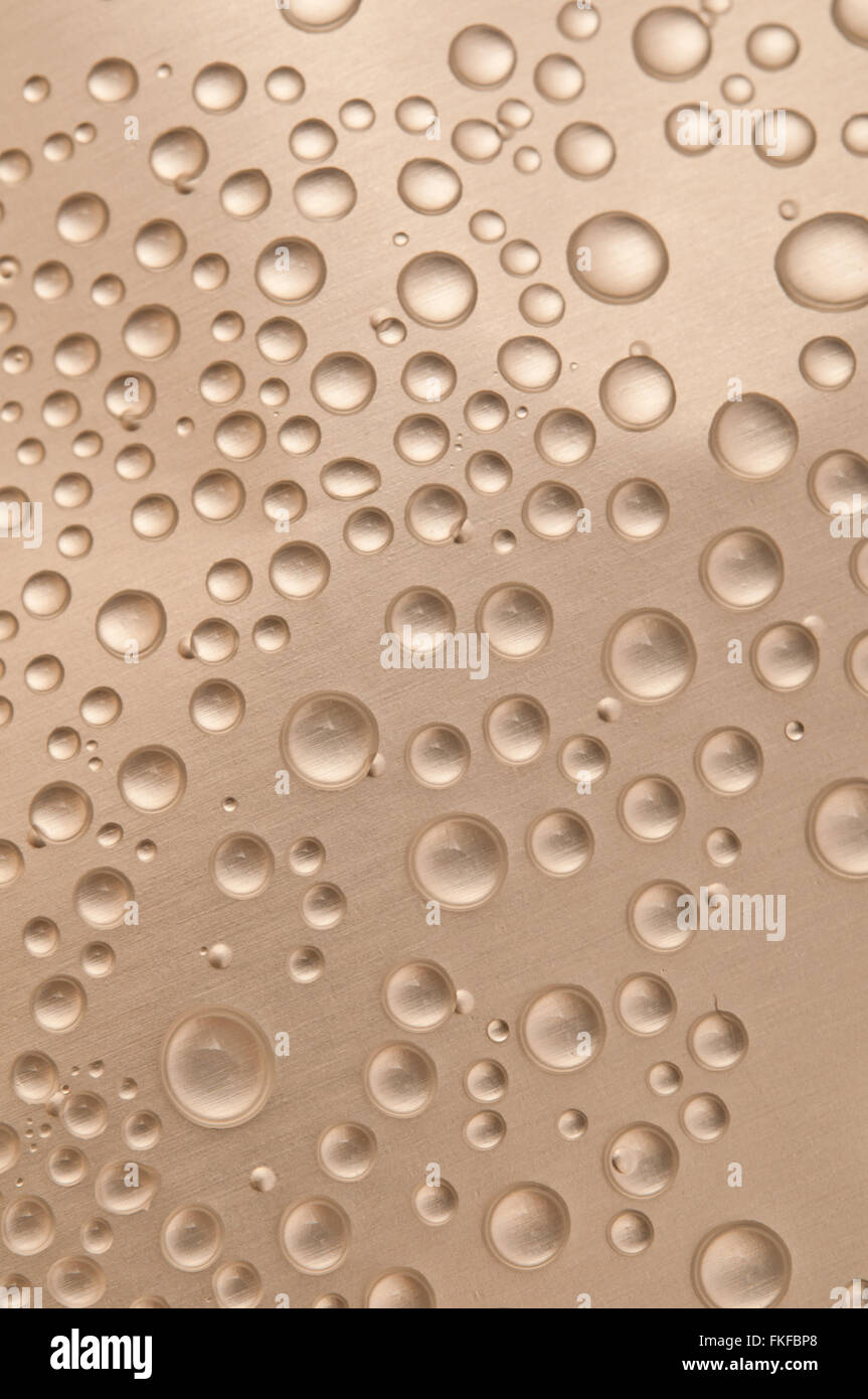 Gocce di acqua sulla superficie di metallo, macro Foto Stock
