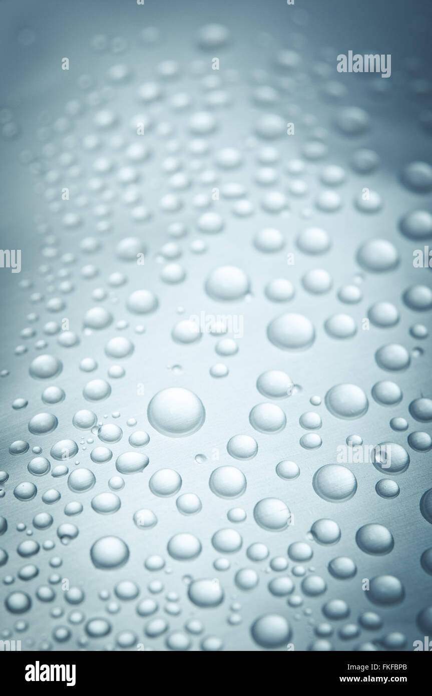 Gocce di acqua sulla superficie di metallo, macro Foto Stock