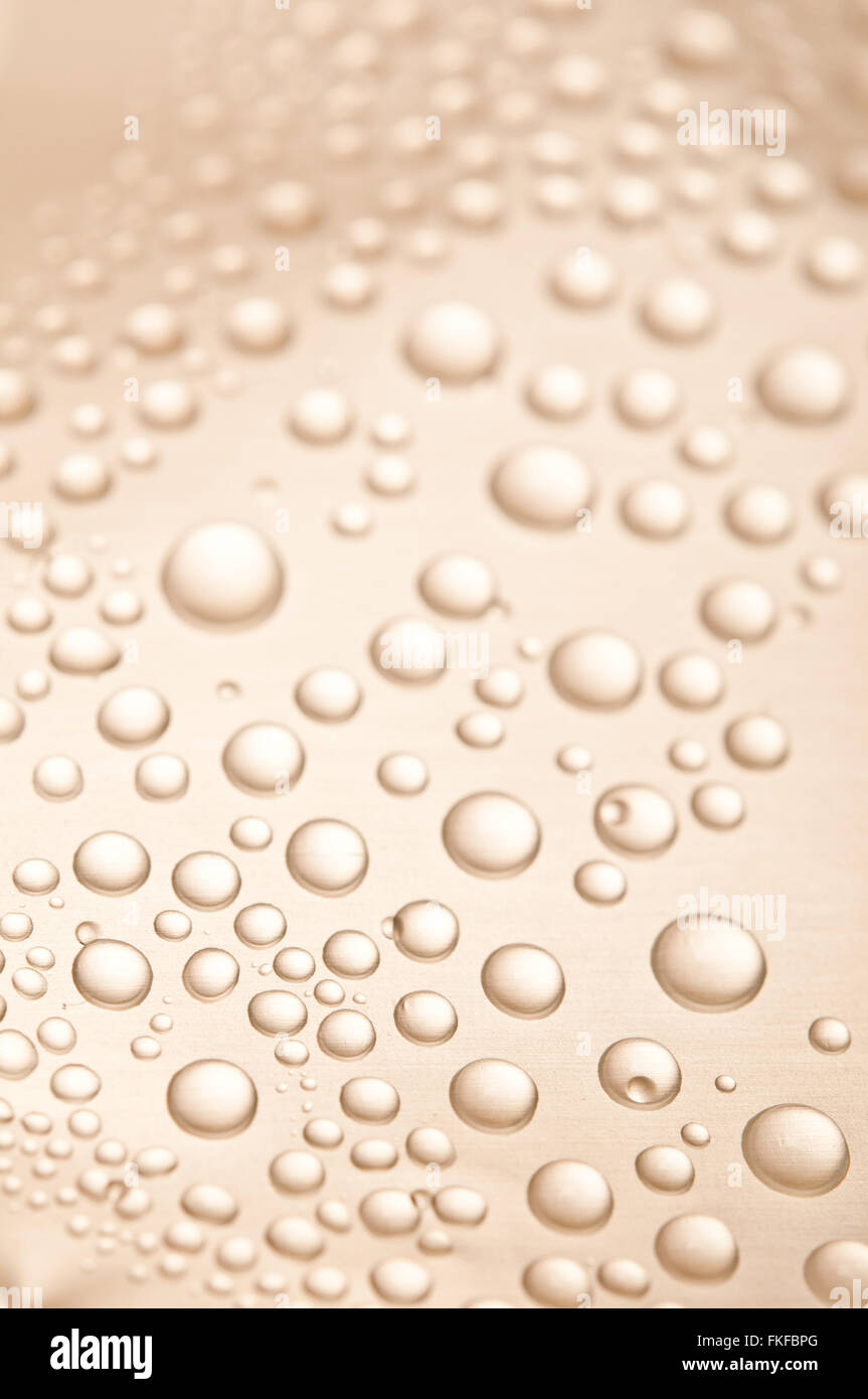 Gocce di acqua sulla superficie di metallo, macro Foto Stock