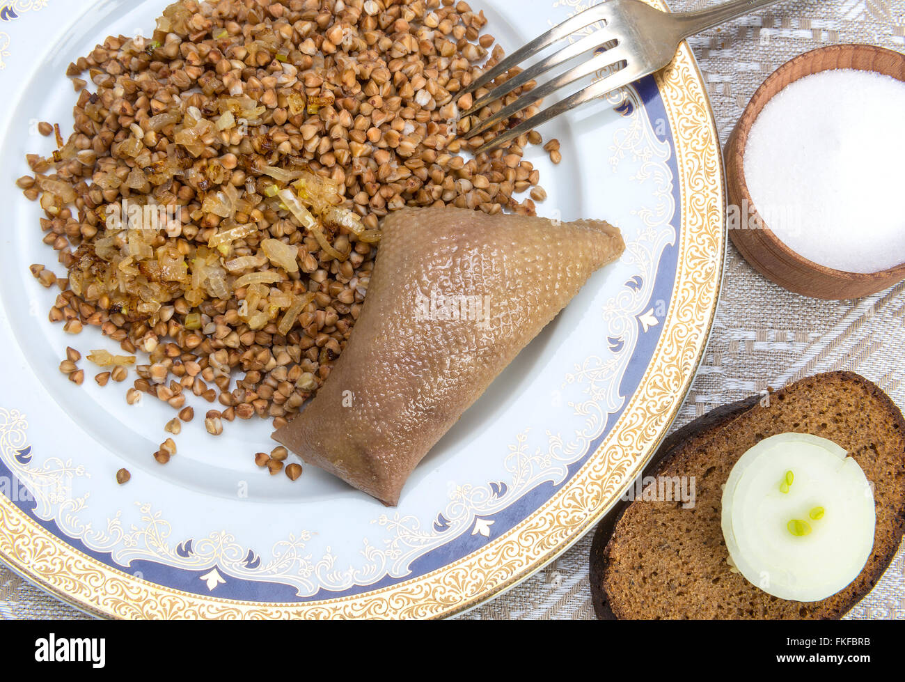 La pelle del collo di pollo o a collo di cigno, riempito con fegato di pollo, cipolla, grassi di volatili e matzah pasto, cotti nel brodo di pollo e Foto Stock