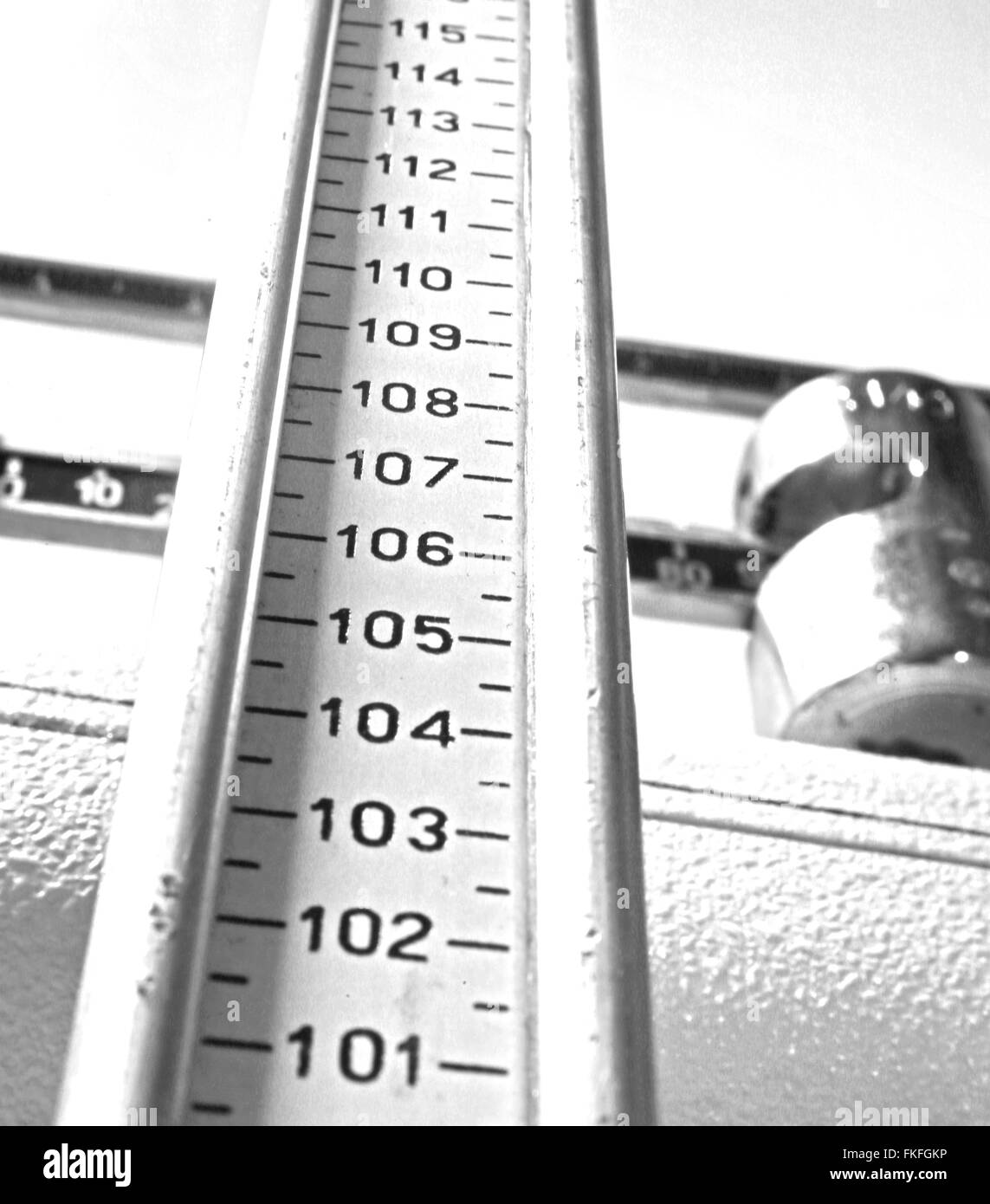 Lungo l'asta di misurazione per misurare l'altezza in un antico scale in dal medico della clinica Foto Stock