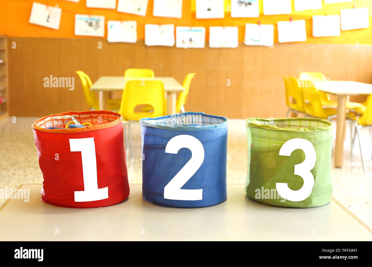 Rosso Verde e Blu di vasetti con scritto uno due e tre sul tavolo nell'infanzia aula scolastica Foto Stock