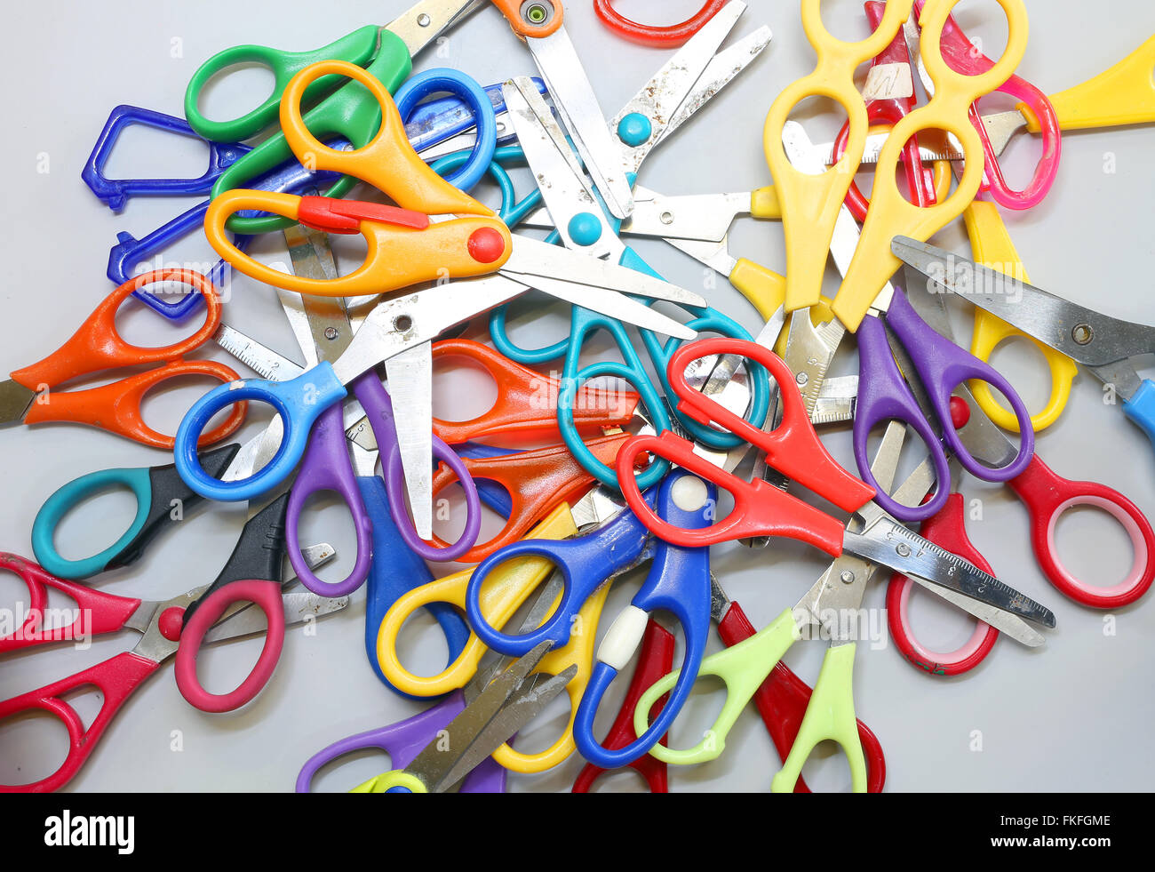 Molte le forbici per bambini con punta arrotondata per tagliare la carta in  una scuola materna Foto stock - Alamy