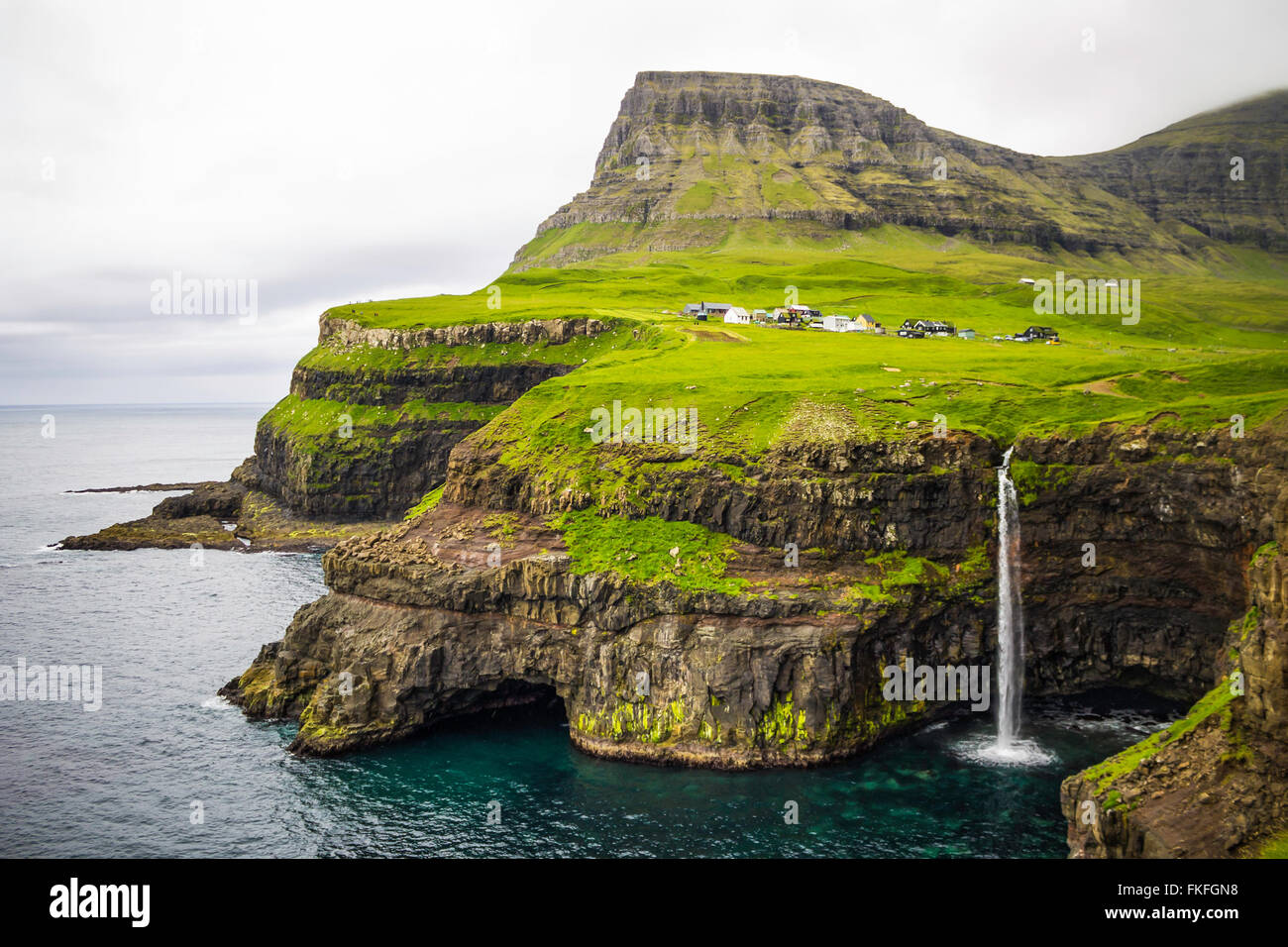 Gasadalur villaggio e la sua leggendaria cascata, funzionario ministeriale, Isole Faerøer, Danimarca, Europa Foto Stock