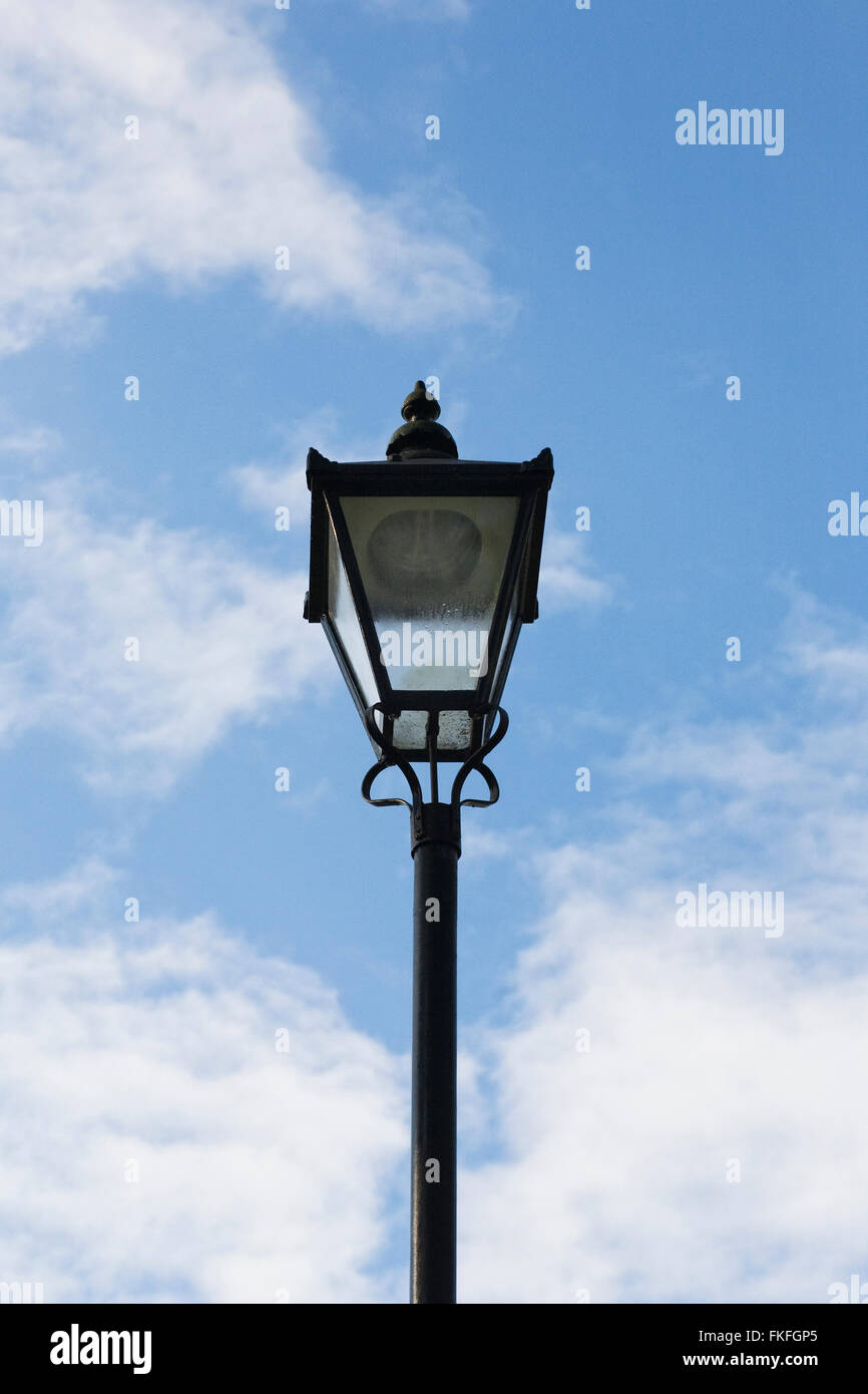 Lampione contro un nuvoloso cielo blu. Foto Stock