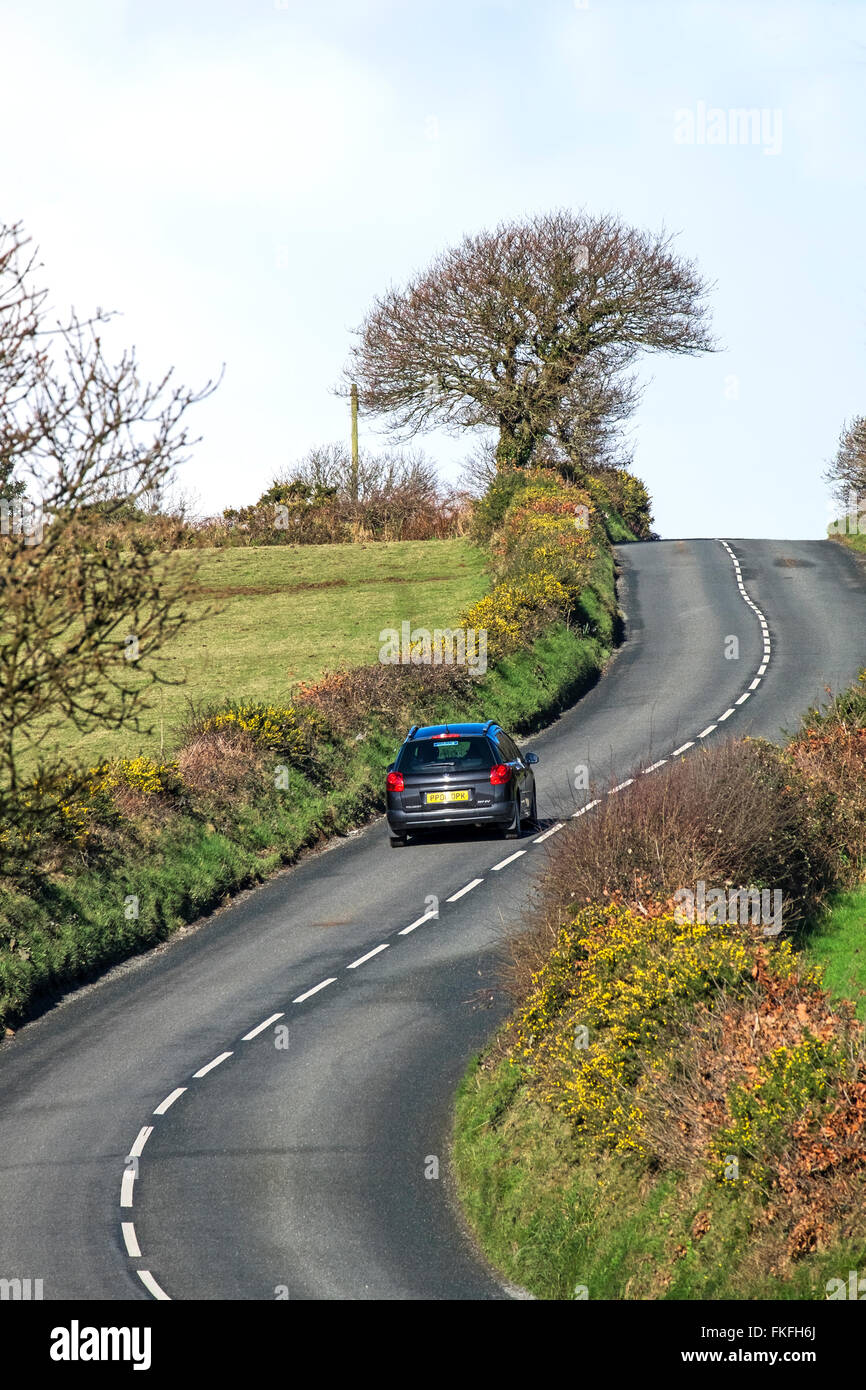 Automobile che viaggia lungo la strada di un paese nella campagna inglese Foto Stock