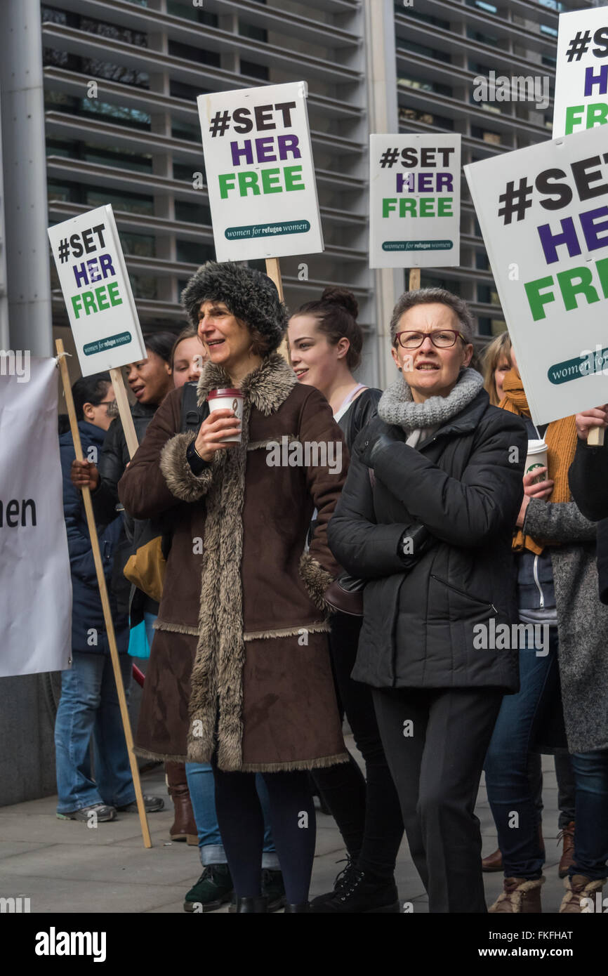 Londra, Regno Unito. 8 Marzo, 2016. Le donne con cartelli a donne per le donne rifugiate 'Set il suo libero' dell'evento al di fuori della casa ufficio che chiede di porre fine alla detenzione dei richiedenti asilo, la chiusura delle carceri di immigrazione come Yarl il legno e la fine della detenzione di donne in stato di gravidanza. Peter Marshall / Alamy Live News Foto Stock