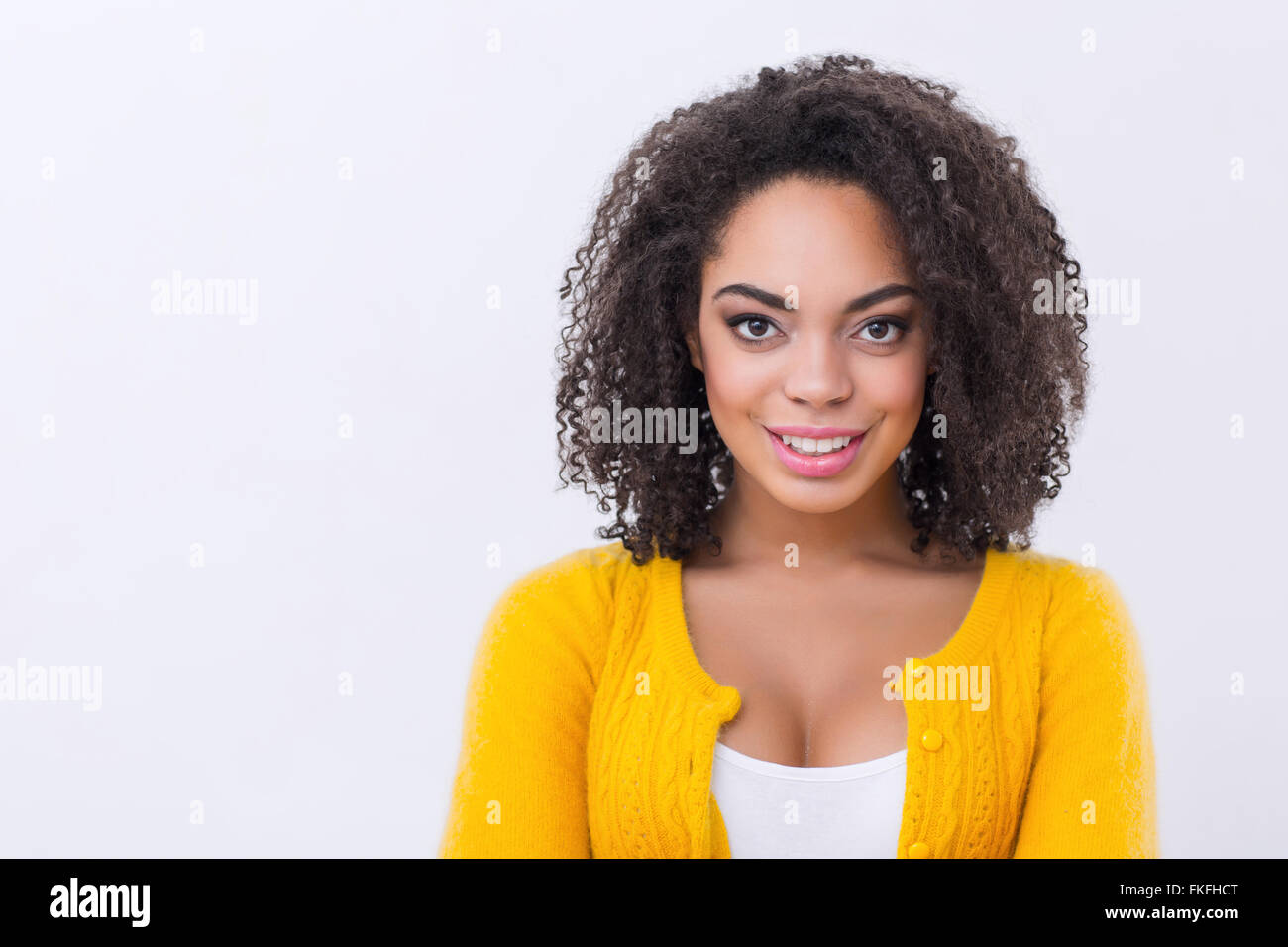 Piacevole mulatto donna sorridente Foto Stock