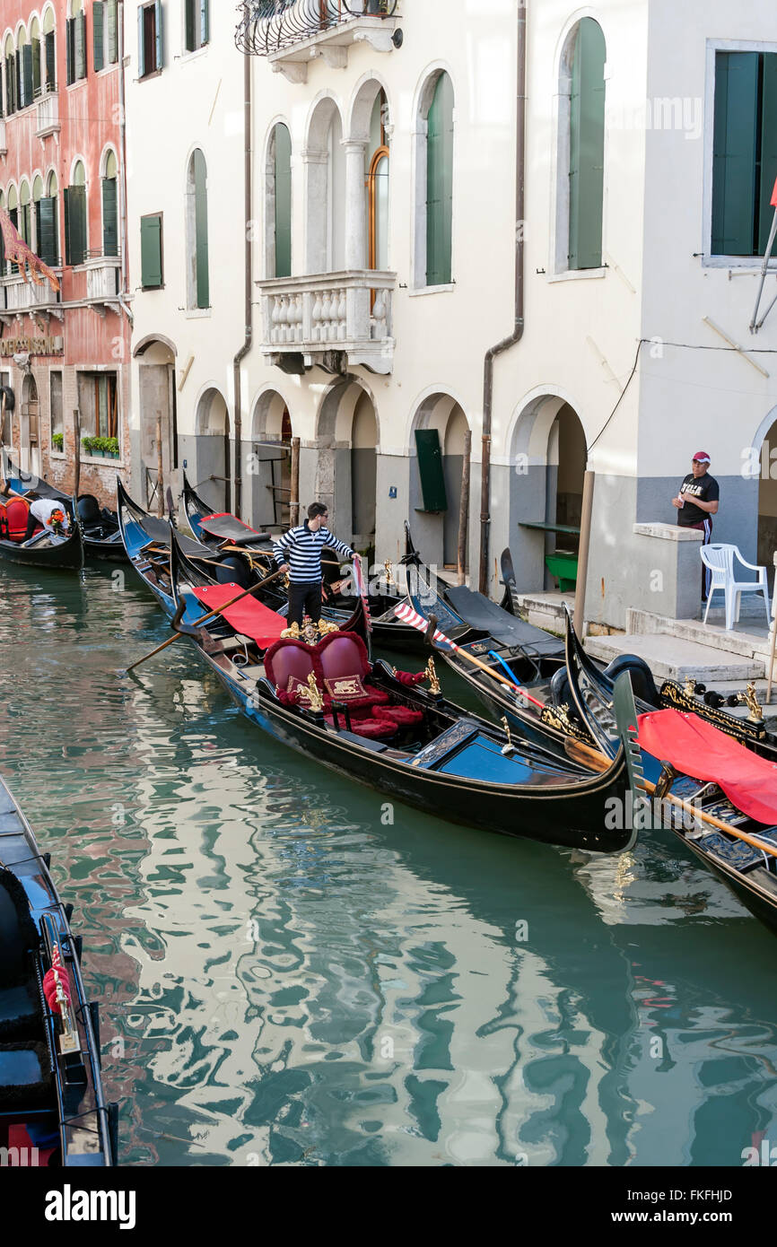 Gondole in attesa per i passeggeri Foto Stock