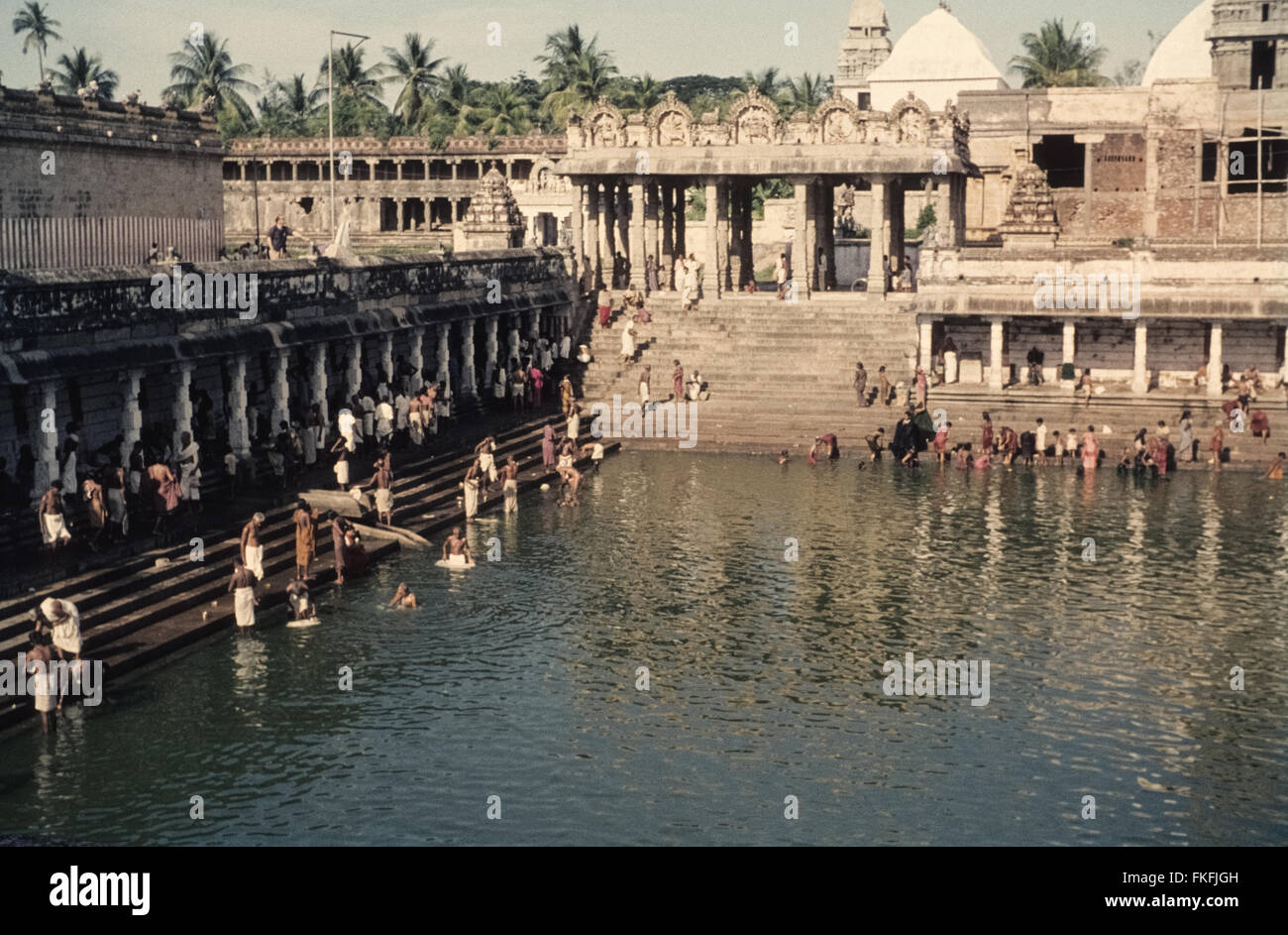 Tempelbecken des Nataraja-Tempels in den frühen 1960iger Jahren. Serbatoio di Thillai Natarajah Tempio nei primi anni sessanta. Foto Stock