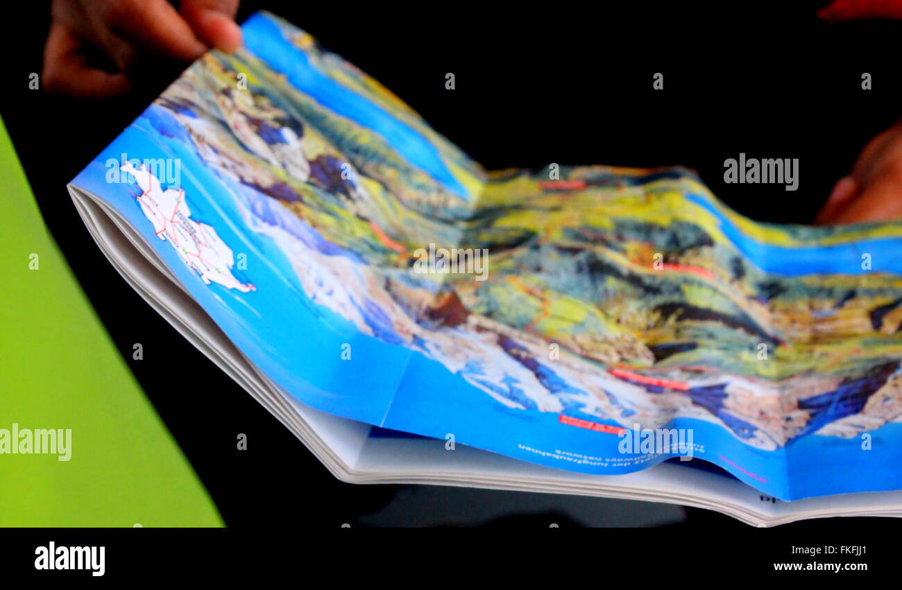 In prossimità di una mappa in mani di una persona - il che indica di esplorazione e di viaggio Foto Stock