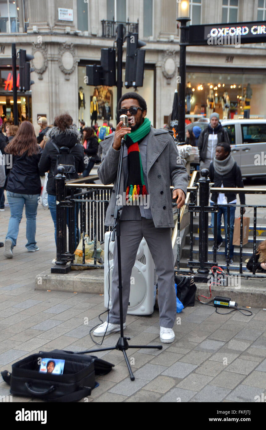 Londra, UK,Marzo 2016,Dee Peacemaker busks a Oxford Circus.Dee pacificatore l Africa è un Edutainment reggae artist dalla Nigeria base UK.Egli scrive canta Politico Sociale Africa ingiustizia. Foto Stock