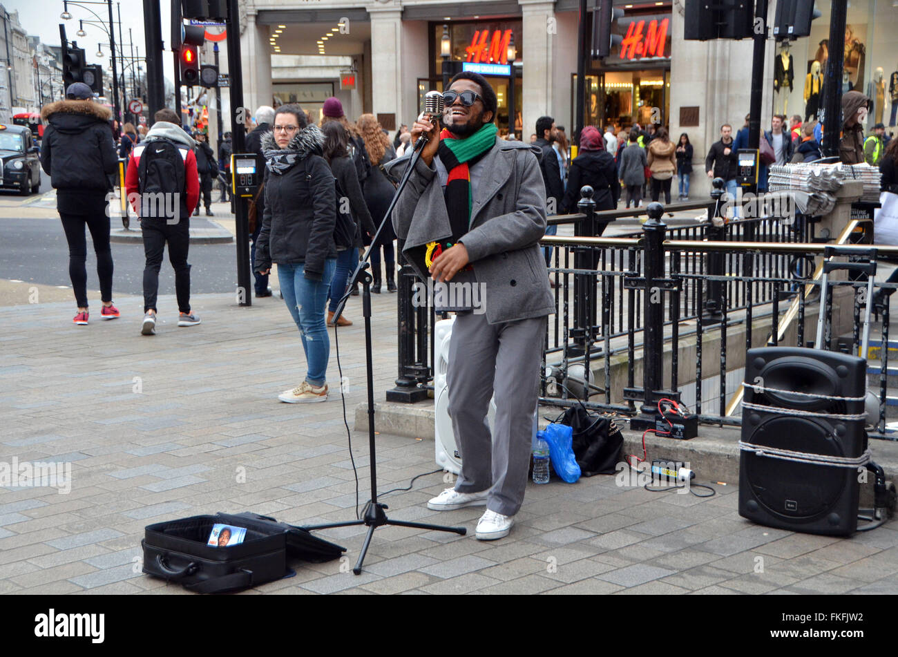 Londra, UK,Marzo 2016,Dee Peacemaker busks a Oxford Circus.Dee pacificatore l Africa è un Edutainment reggae artist dalla Nigeria base UK.Egli scrive canta Politico Sociale Africa ingiustizia. Foto Stock