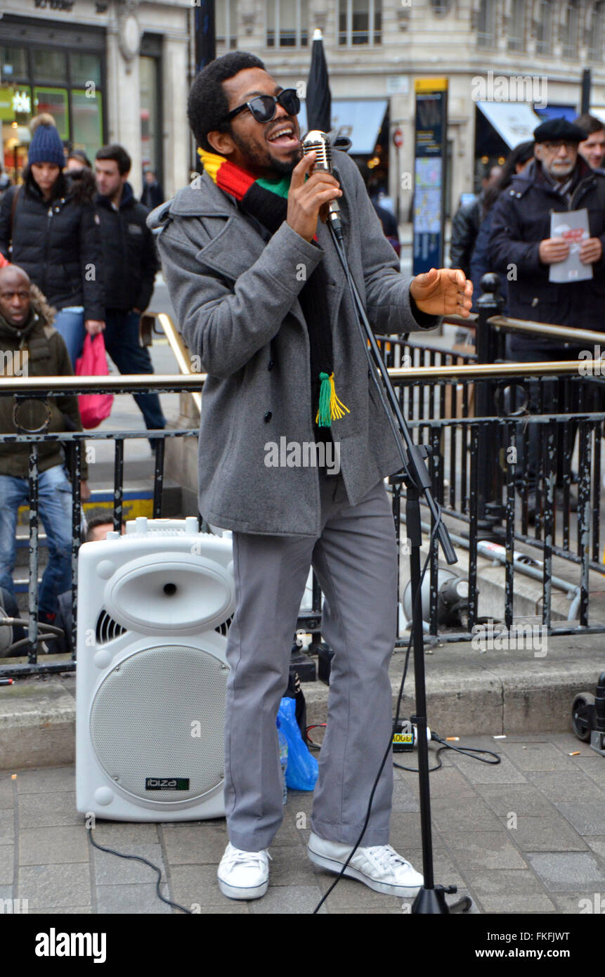 Londra, UK,Marzo 2016,Dee Peacemaker busks a Oxford Circus.Dee pacificatore l Africa è un Edutainment reggae artist dalla Nigeria base UK.Egli scrive canta Politico Sociale Africa ingiustizia. Foto Stock