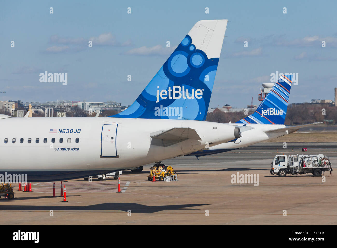 Agganciata la JetBlue aerei all'Aeroporto Nazionale Ronald Reagan di Washington - Washington DC, Stati Uniti d'America Foto Stock