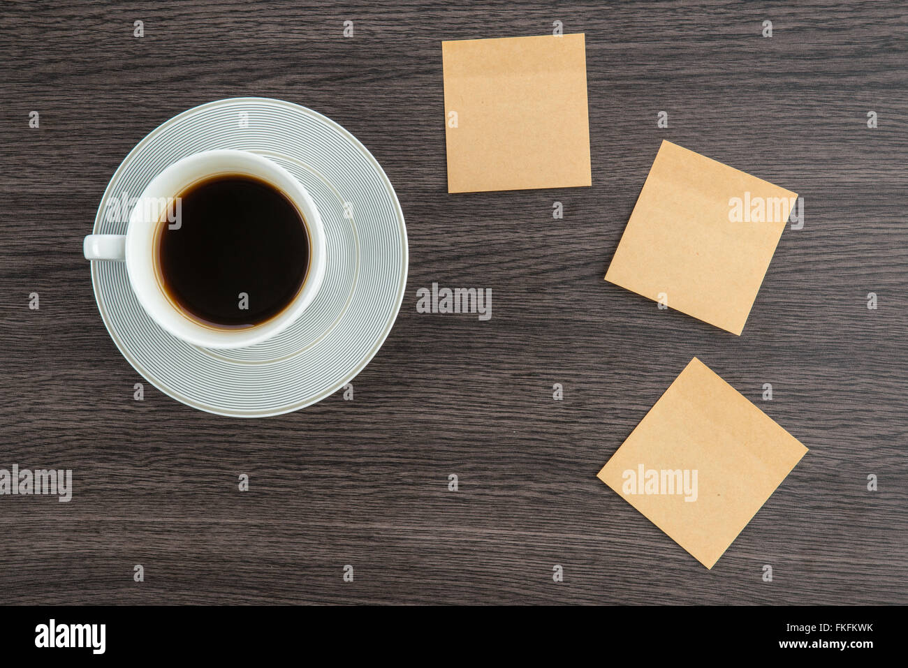 Nota adesiva e caffè sulla scrivania, adesivo Foto Stock