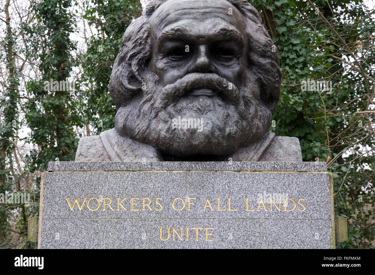 Un grande busto in bronzo segna la tomba della politica tedesca filosofo Karl Marx. Il cimitero di Highgate, a nord di Londra, Inghilterra, Regno Unito. Foto Stock