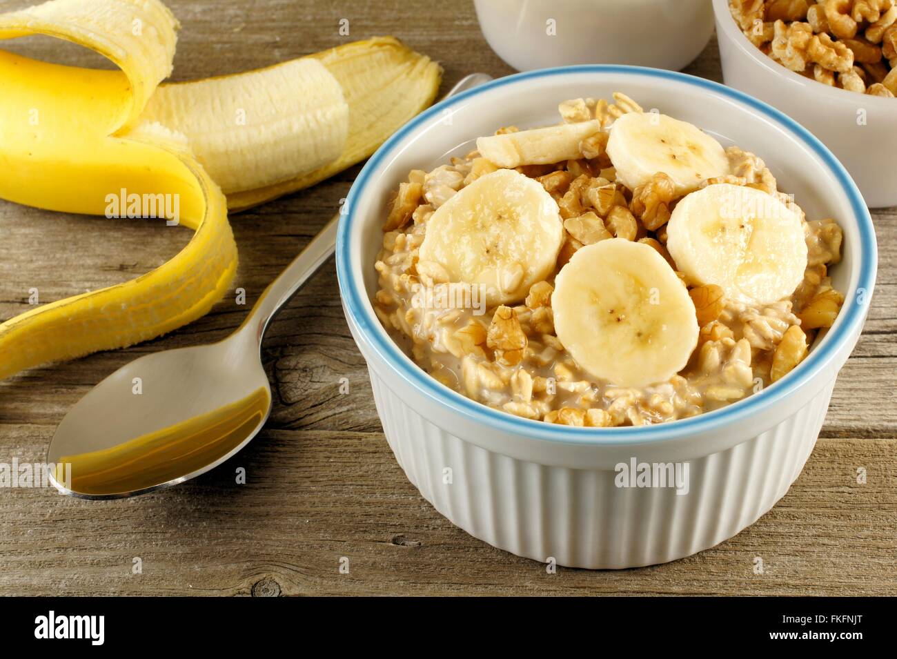 Noce di banane durante la notte i fiocchi d'avena in una ciotola sul tavolo di legno Foto Stock