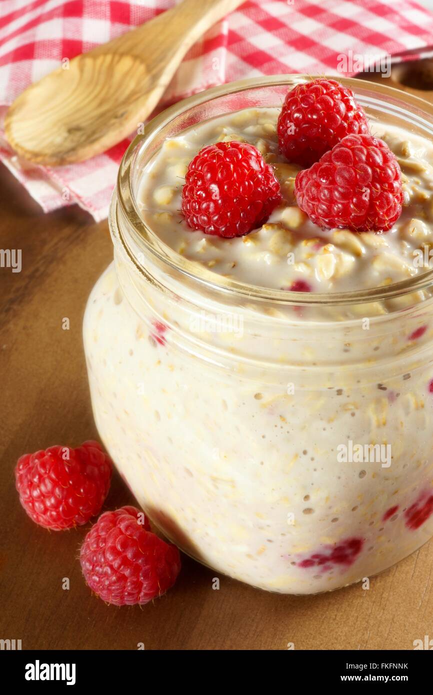 Pernottamento Prima colazione di avena con lamponi in una giara di mason Foto Stock