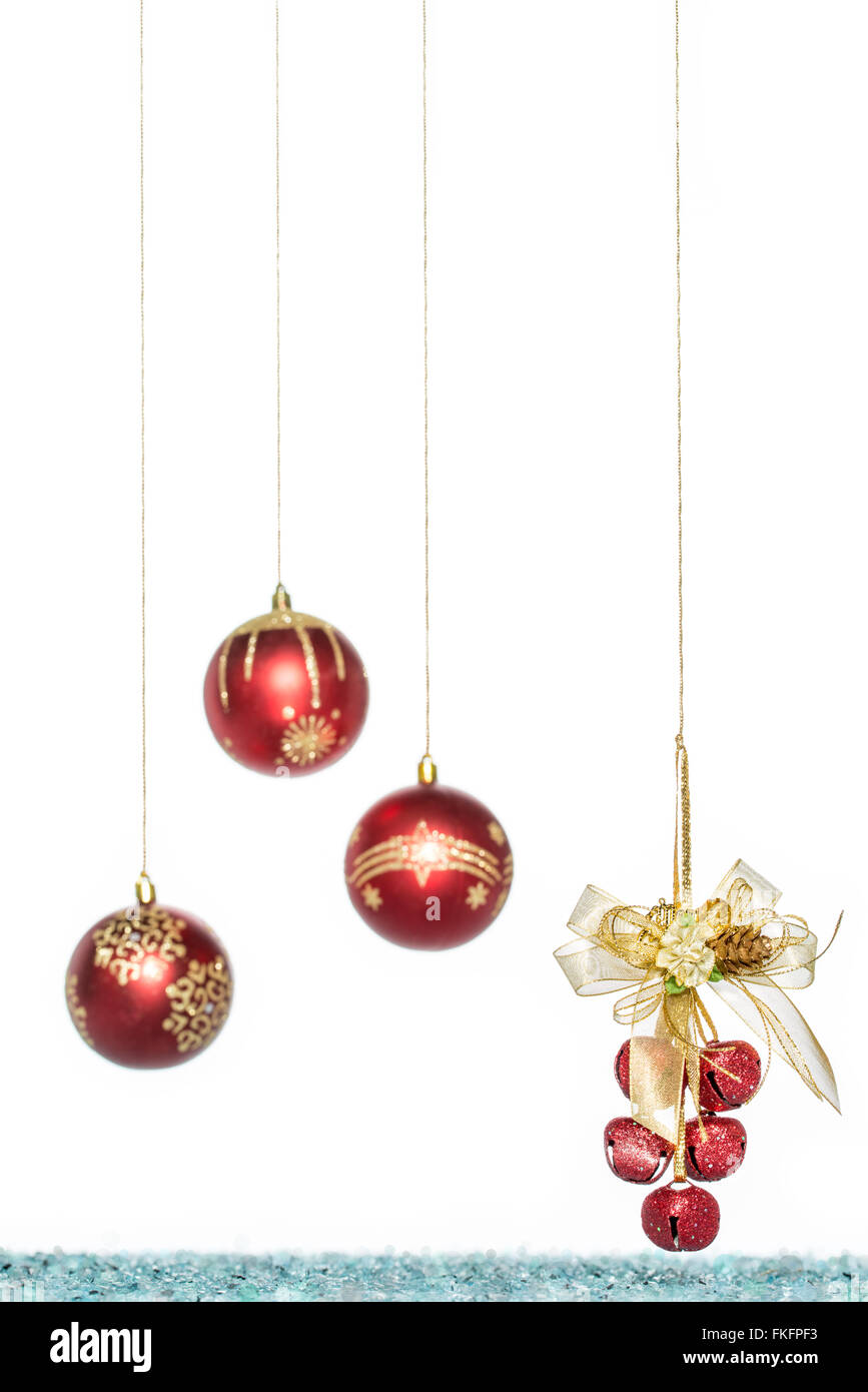 Rosso di lusso palla di Natale con jingle bell, appeso decorazione, isolato su bianco Foto Stock
