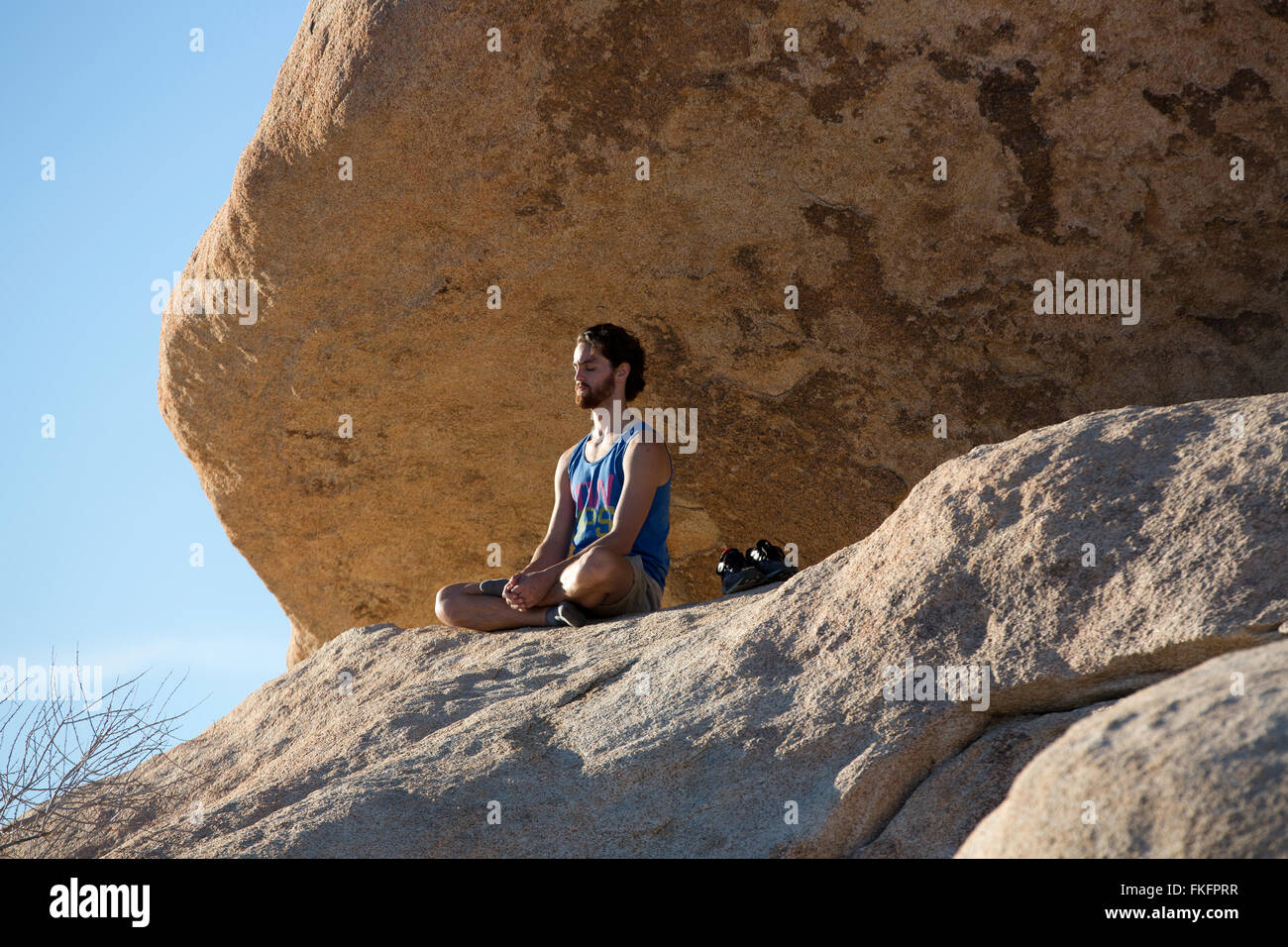 L'uomo meditando, Hidden Valley, Joshua Tree National Park, California, Stati Uniti d'America Foto Stock