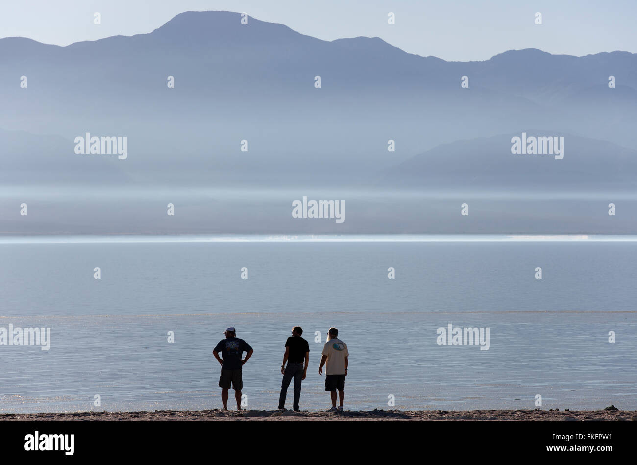 Persone in piedi sulla riva orientale, Salton Sea, CALIFORNIA, STATI UNITI D'AMERICA Foto Stock