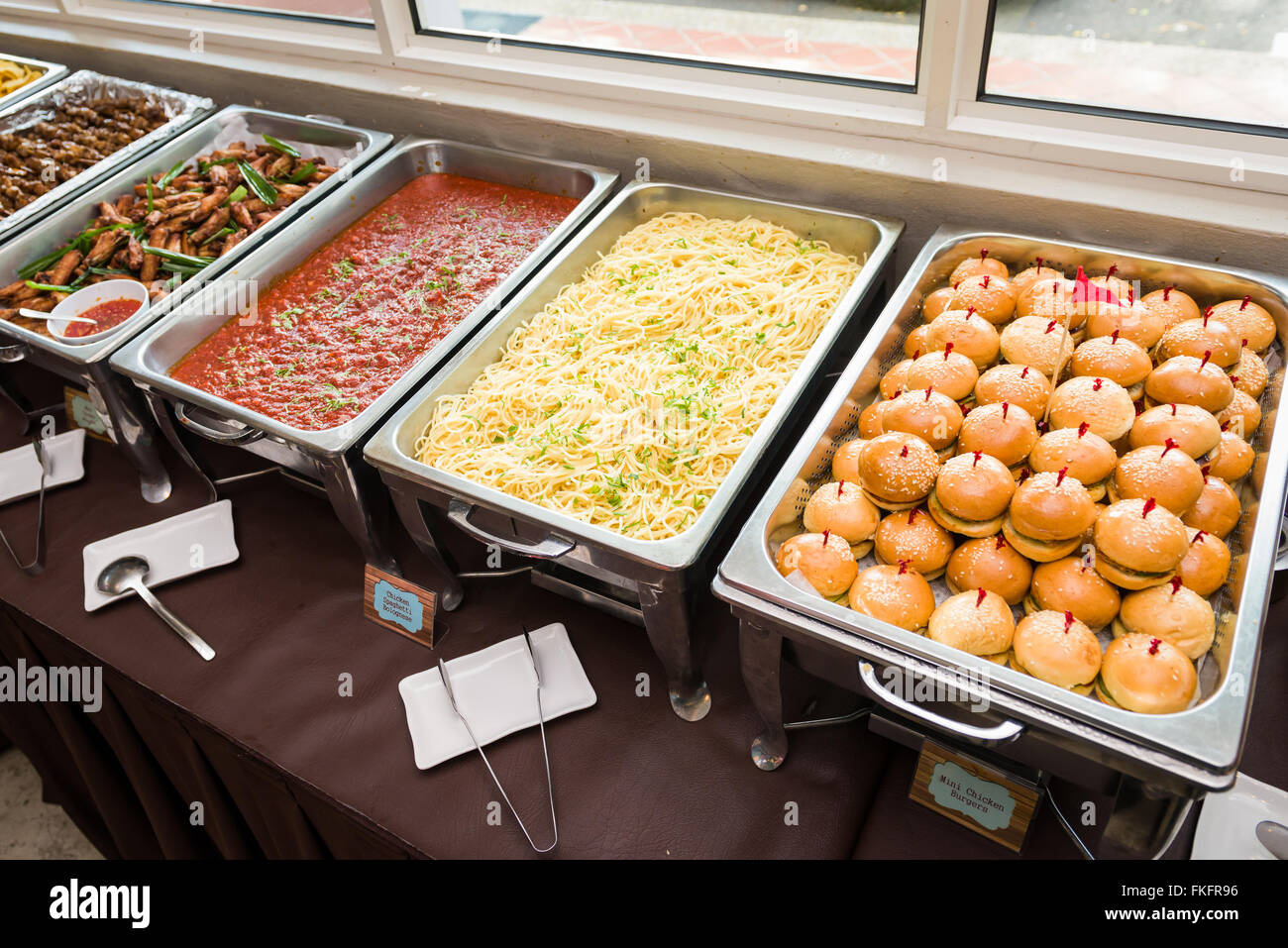 Stupendo buffet di cibo occidentale di hamburger e pasta. Foto Stock