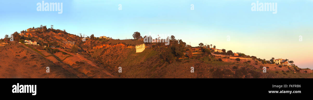 Malibu collina al tramonto al di sopra della fascia costiera sull'oceano Pacifico in California, Stati Uniti. Foto Stock