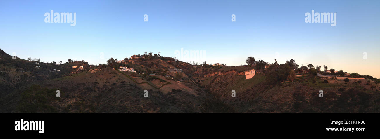Malibu collina al tramonto al di sopra della fascia costiera sull'oceano Pacifico in California, Stati Uniti. Foto Stock