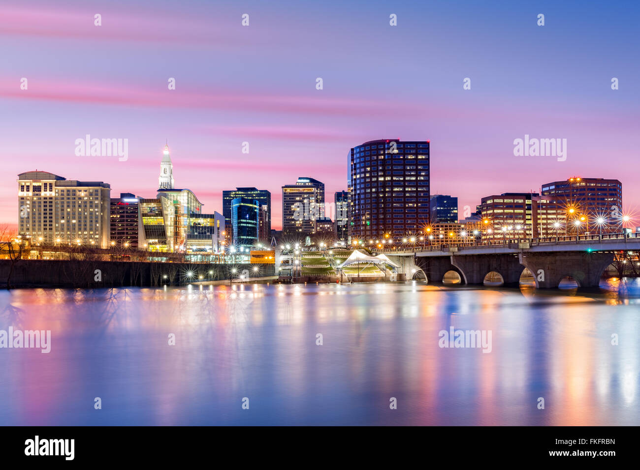 Hartford skyline e fondatori ponte in un crepuscolo viola. Foto Stock