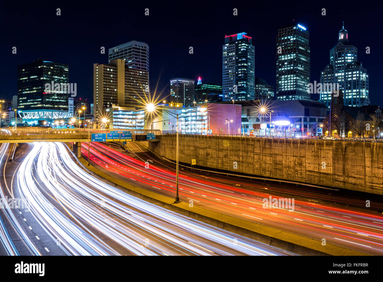 Hartford skyline di notte, con Rush Hour il traffico sulla superstrada Yankee Foto Stock