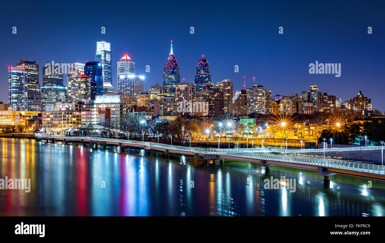 Lo skyline di Philadelphia di notte Foto Stock