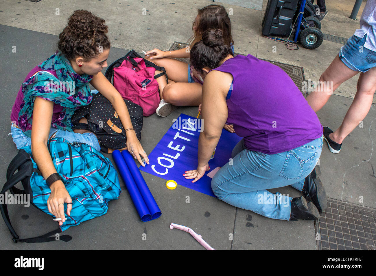 Sao Paulo, Brasile, Marzo 08, 2016. Migliaia di donne in marzo a Sao Paulo, Brasile il 8 marzo 2016 in osservanza della Giornata internazionale della donna. Essi si uniscono i manifestanti in tutto il mondo come la chiamano per la parità tra i sessi, in particolare per quanto riguarda la parità di retribuzione per il lavoro, e terminando la violenza degli uomini contro le donne.molti manifestanti sono stati divisi tra sostenitori e non sostenitori del governo di Dilma Rousseff. ed ex Presidente Luiz Inacio Lula da Silva. Credito: Alf Ribeiro/Alamy Live News Foto Stock