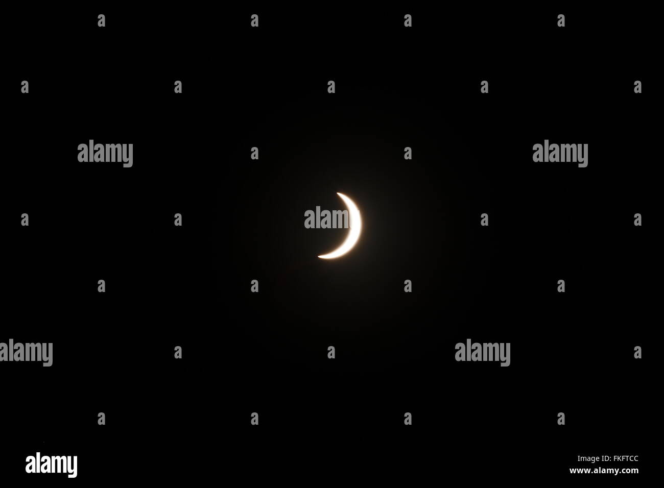 A est di Jakarta, Indonesia. 09Mar, 2016. Una vista del parziale eclissi solare come si vede di Giacarta. L'eclisse totale di Marzo 9, 2016 inizia oltre l'Oceano Indiano, fatto approdo in Indonesia, compresi, Sumatra, Borneo e Sulawesi, Teluk Tomini e Halmahera nelle Molucche e poi si sono diretti fuori sull'Oceano Pacifico settentrionale, al chiuso vicino le isole hawaiane. Credito: Risa Krisadhi/Pacific Press/Alamy Live News Foto Stock