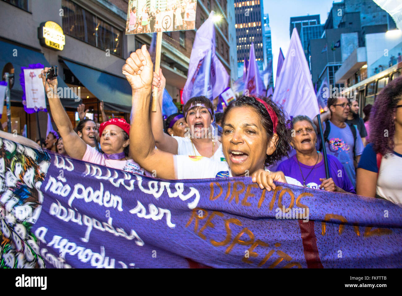 Sao Paulo, Brasile, Marzo 08, 2016. Migliaia di donne in marzo a Sao Paulo, Brasile il 8 marzo 2016 in osservanza della Giornata internazionale della donna. Essi si uniscono i manifestanti in tutto il mondo come la chiamano per la parità tra i sessi, in particolare per quanto riguarda la parità di retribuzione per il lavoro, e terminando la violenza degli uomini contro le donne.molti manifestanti sono stati divisi tra sostenitori e non sostenitori del governo di Dilma Rousseff. ed ex Presidente Luiz Inacio Lula da Silva. Credito: Alf Ribeiro/Alamy Live News Foto Stock