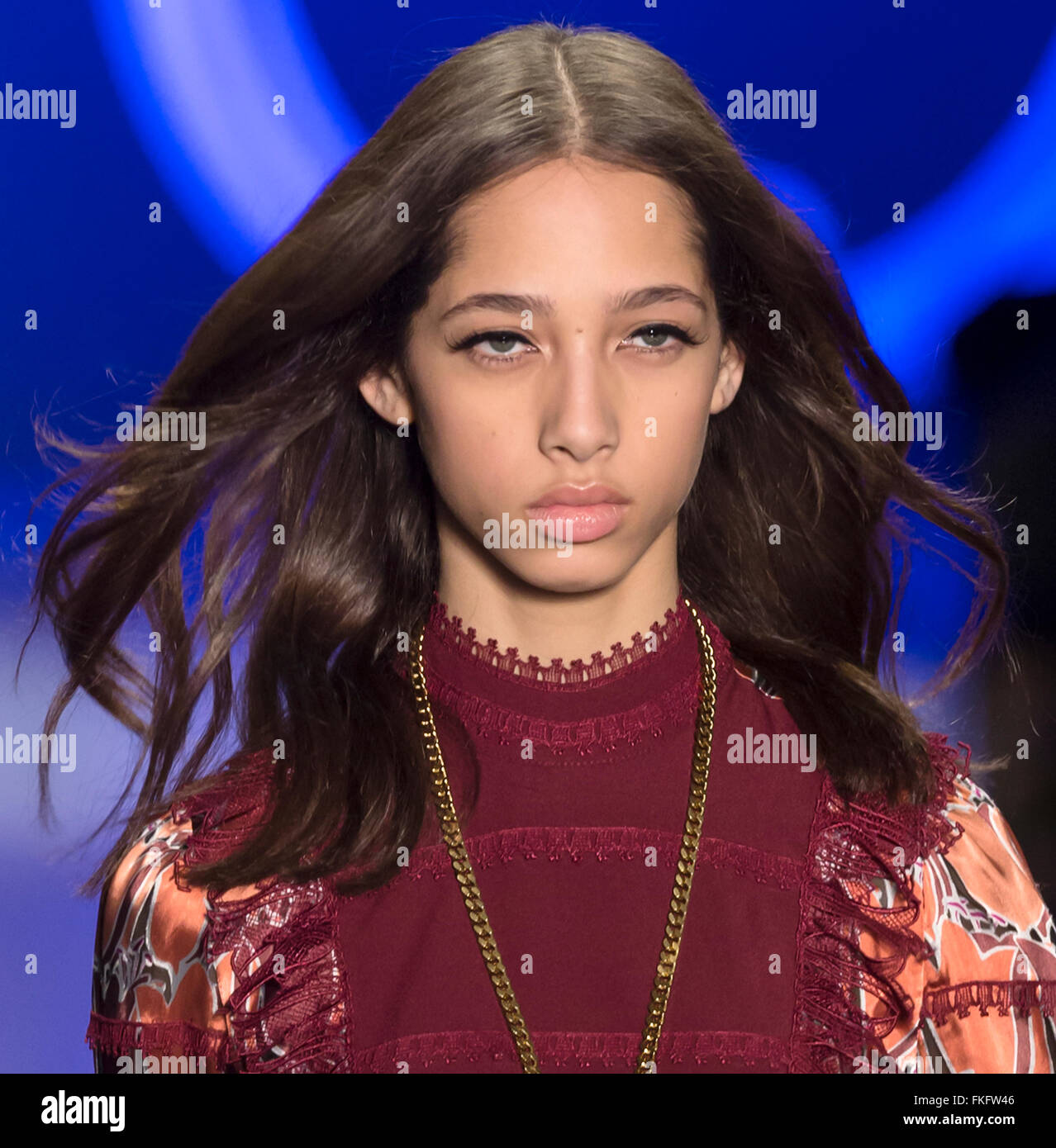 La città di New York, Stati Uniti d'America - 17 Febbraio 2016: Yasmin Wijnaldum passeggiate la pista di Anna Sui visualizza durante la NYFW F/W 2016 Foto Stock