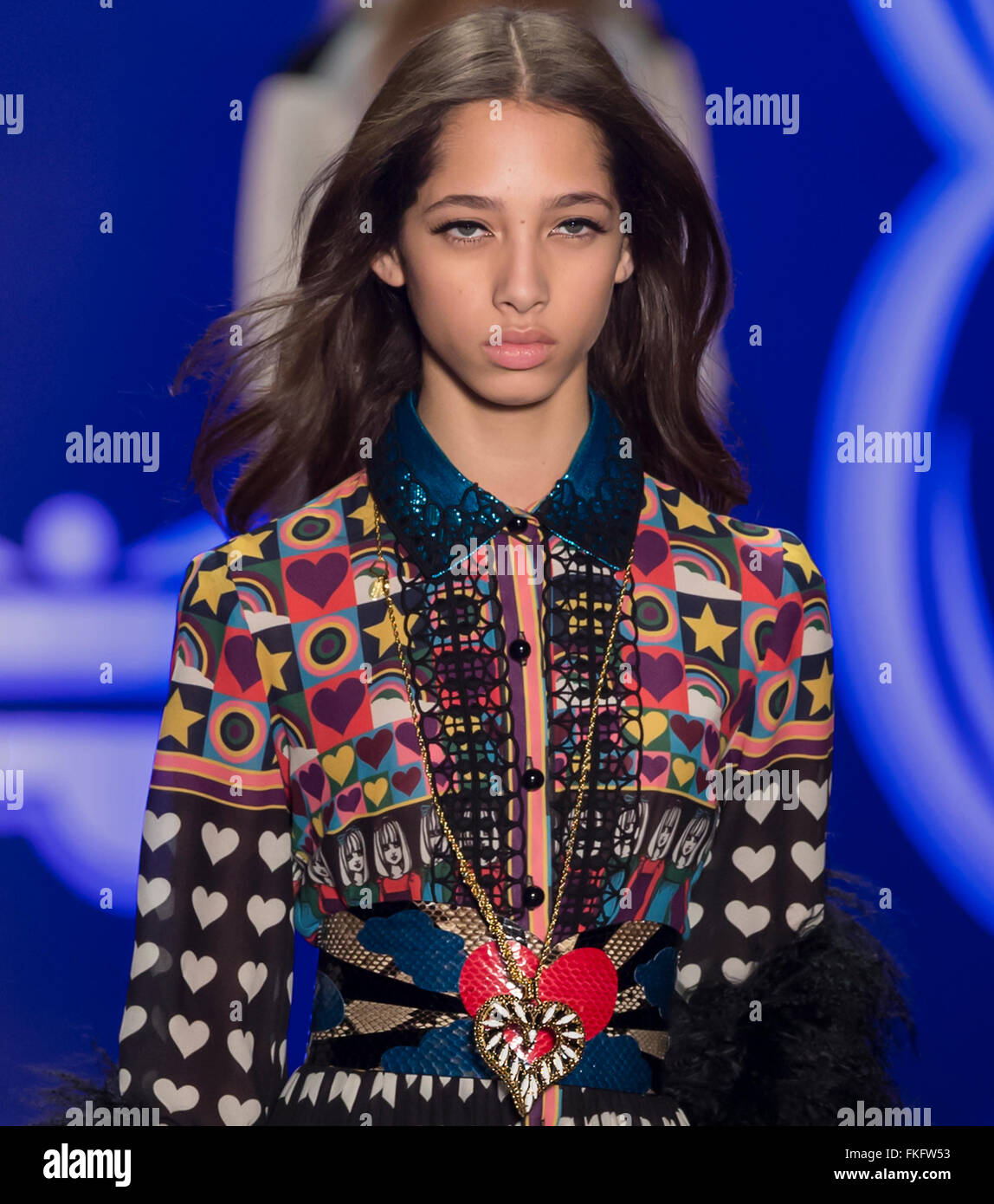 La città di New York, Stati Uniti d'America - 17 Febbraio 2016: Yasmin Wijnaldum passeggiate la pista di Anna Sui visualizza durante la NYFW F/W 2016 Foto Stock