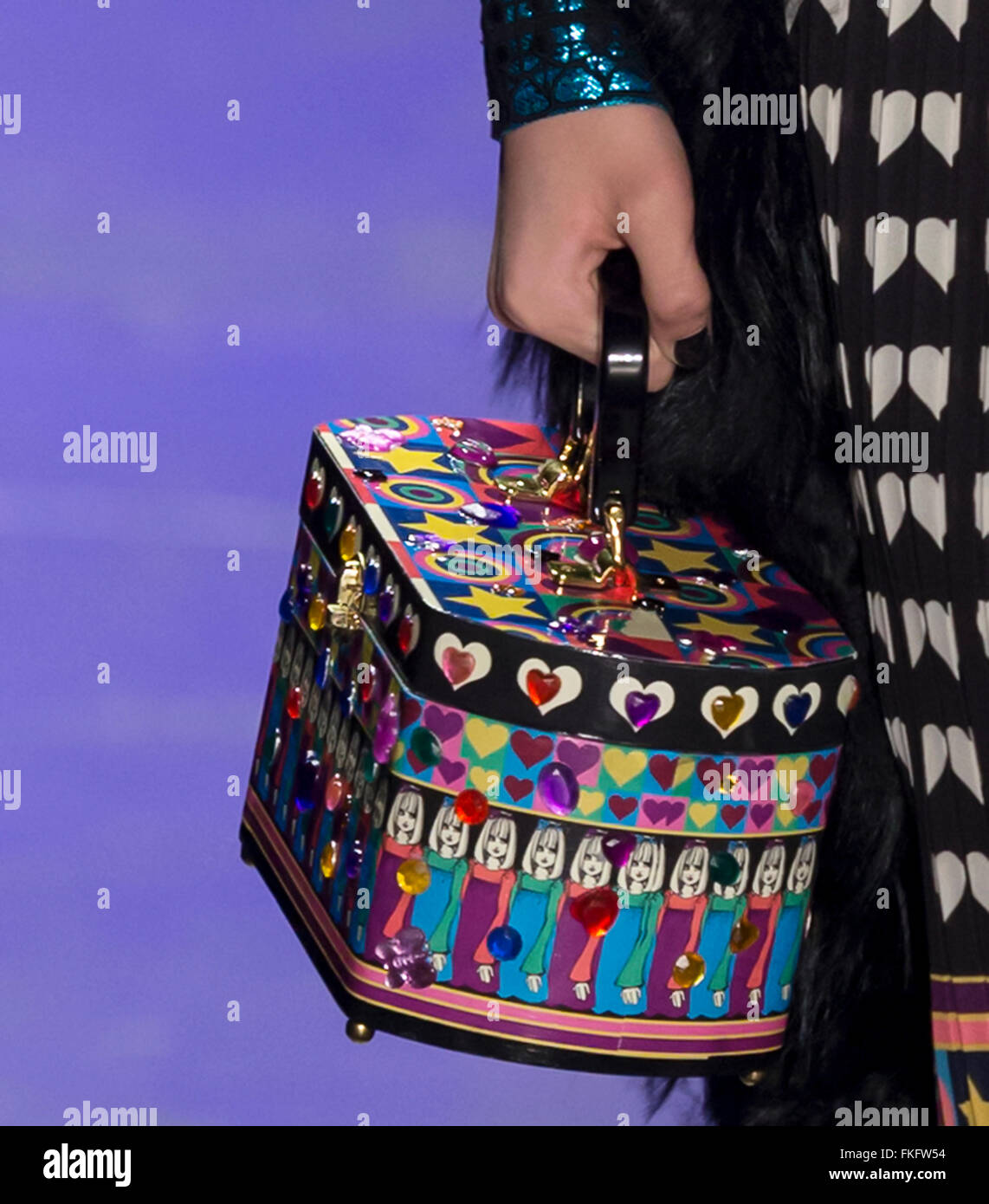 La città di New York, Stati Uniti d'America - 17 Febbraio 2016: Yasmin Wijnaldum passeggiate la pista di Anna Sui visualizza durante la NYFW F/W 2016 Foto Stock