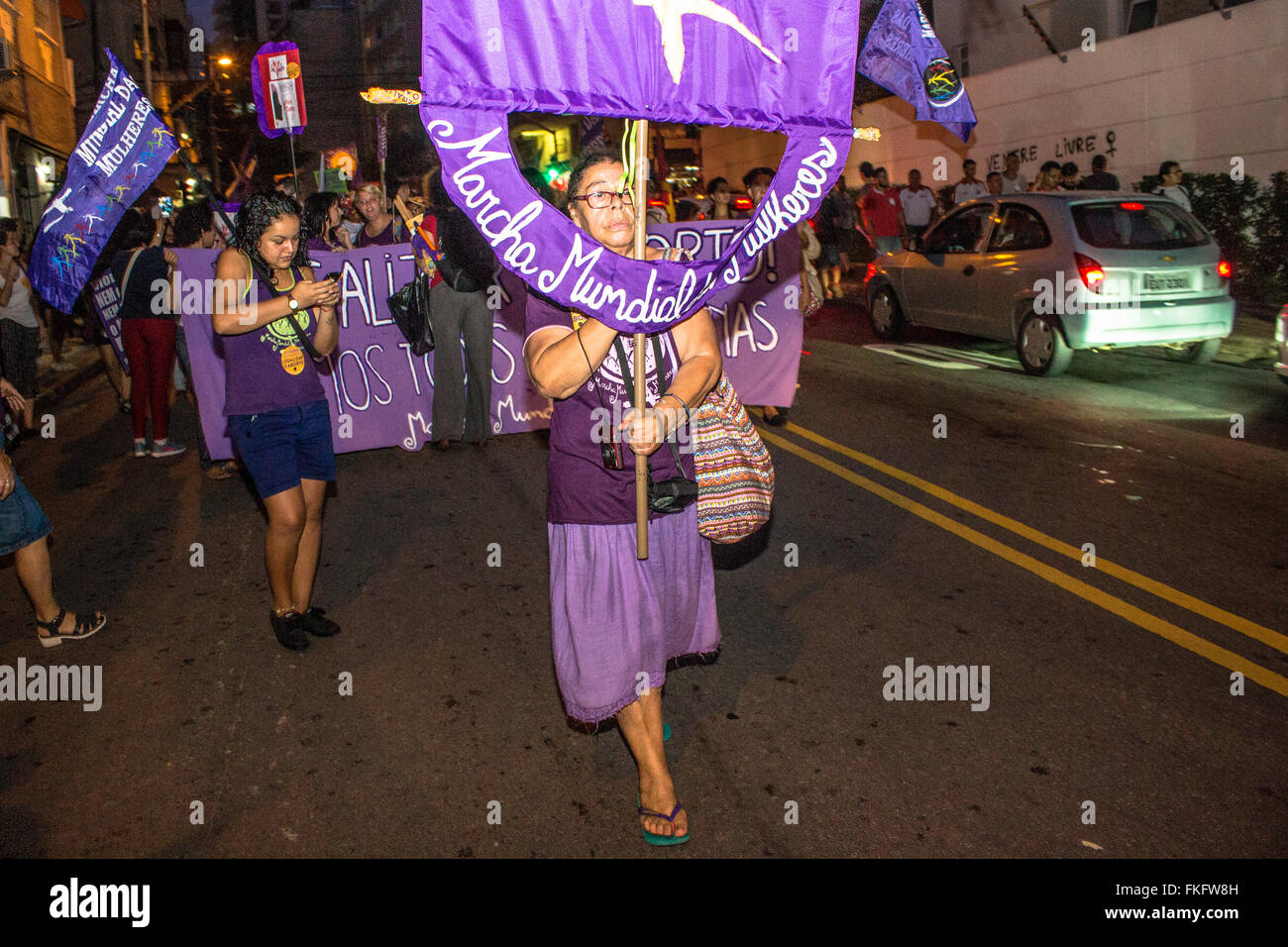 Sao Paulo, Brasile, Marzo 08, 2016. Migliaia di donne in marzo a Sao Paulo, Brasile il 8 marzo 2016 in osservanza della Giornata internazionale della donna. Essi si uniscono i manifestanti in tutto il mondo come la chiamano per la parità tra i sessi, in particolare per quanto riguarda la parità di retribuzione per il lavoro, e terminando la violenza degli uomini contro le donne.molti manifestanti sono stati divisi tra sostenitori e non sostenitori del governo di Dilma Rousseff. ed ex Presidente Luiz Inacio Lula da Silva. Credito: Alf Ribeiro/Alamy Live News Foto Stock