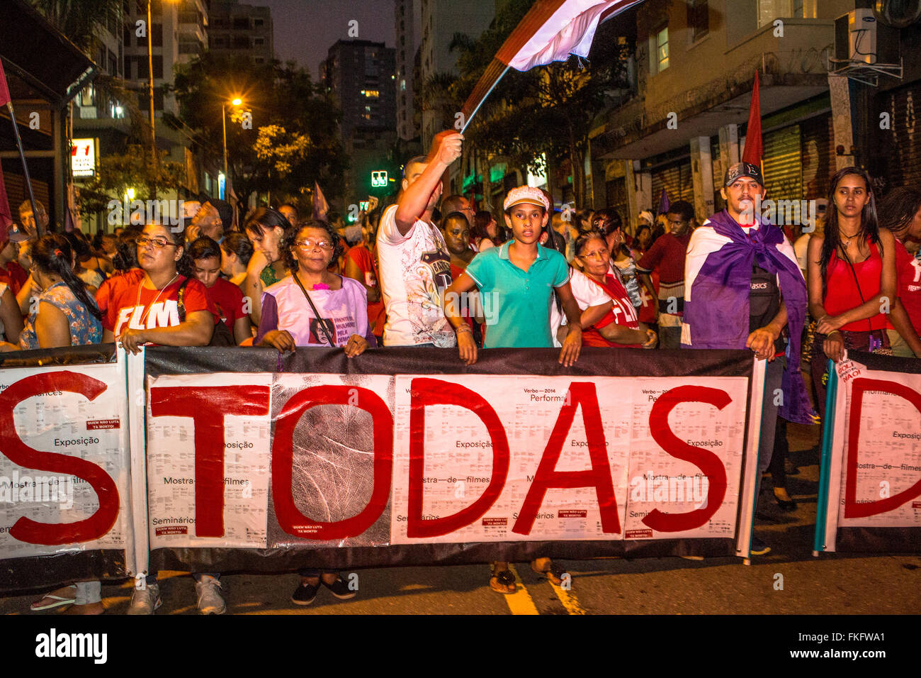 Sao Paulo, Brasile, Marzo 08, 2016. Migliaia di donne in marzo a Sao Paulo, Brasile il 8 marzo 2016 in osservanza della Giornata internazionale della donna. Essi si uniscono i manifestanti in tutto il mondo come la chiamano per la parità tra i sessi, in particolare per quanto riguarda la parità di retribuzione per il lavoro, e terminando la violenza degli uomini contro le donne.molti manifestanti sono stati divisi tra sostenitori e non sostenitori del governo di Dilma Rousseff. ed ex Presidente Luiz Inacio Lula da Silva. Credito: Alf Ribeiro/Alamy Live News Foto Stock