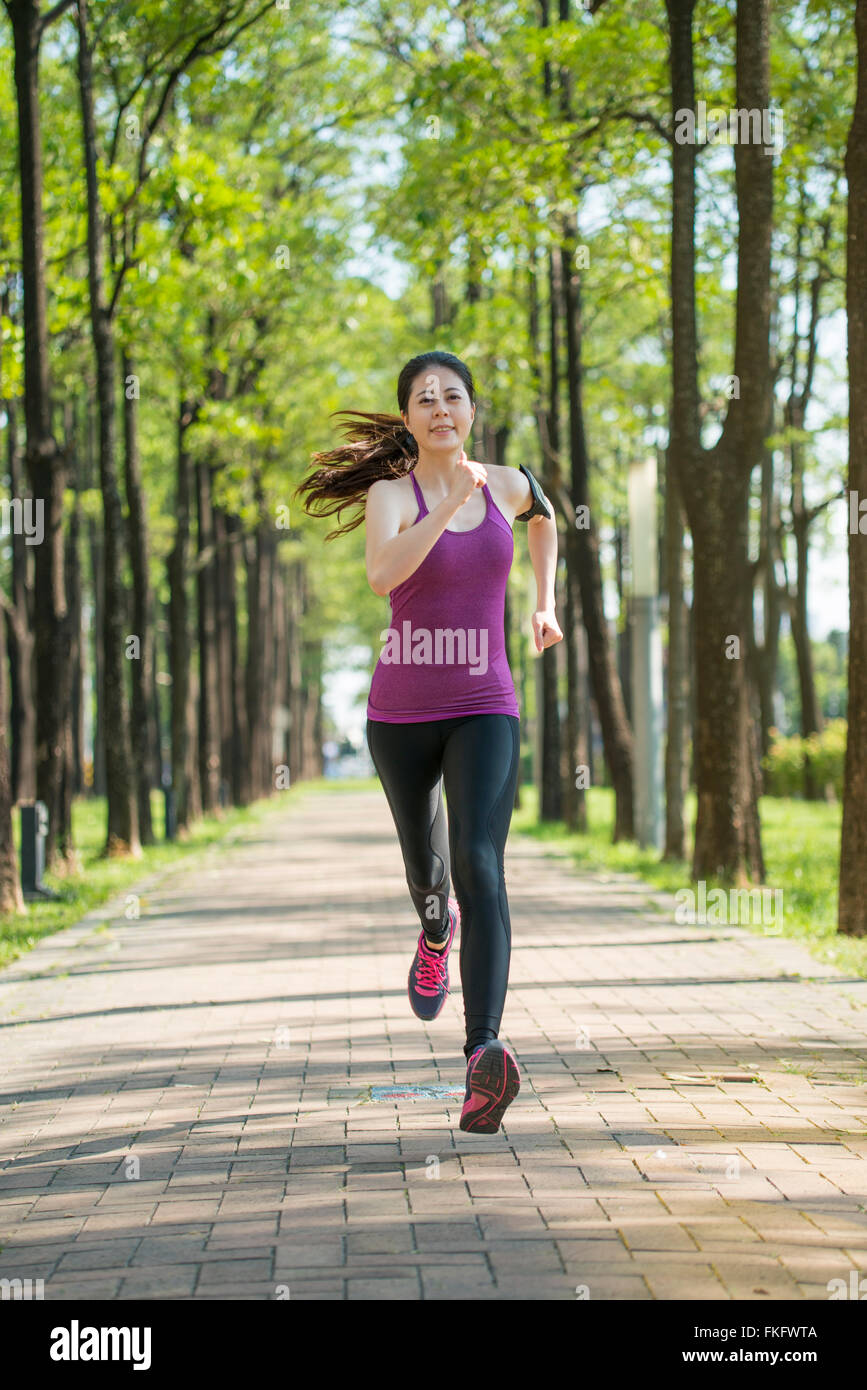 Asian giovane donna jogging nella foresta, attività all'aperto di stile di vita Foto Stock