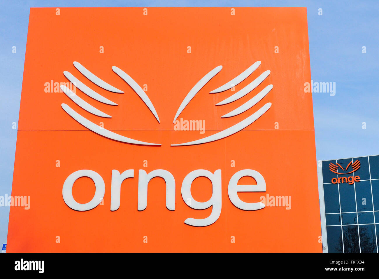 Ornge logo aziendale e digital signage come visualizzato al di fuori della sede di Mississauga il 8 marzo 2016. La stampa canadese immagini/Dominic ChanOrnge logo aziendale e digital signage come visualizzato al di fuori della sede di Mississauga il 8 marzo 2016. Foto Stock