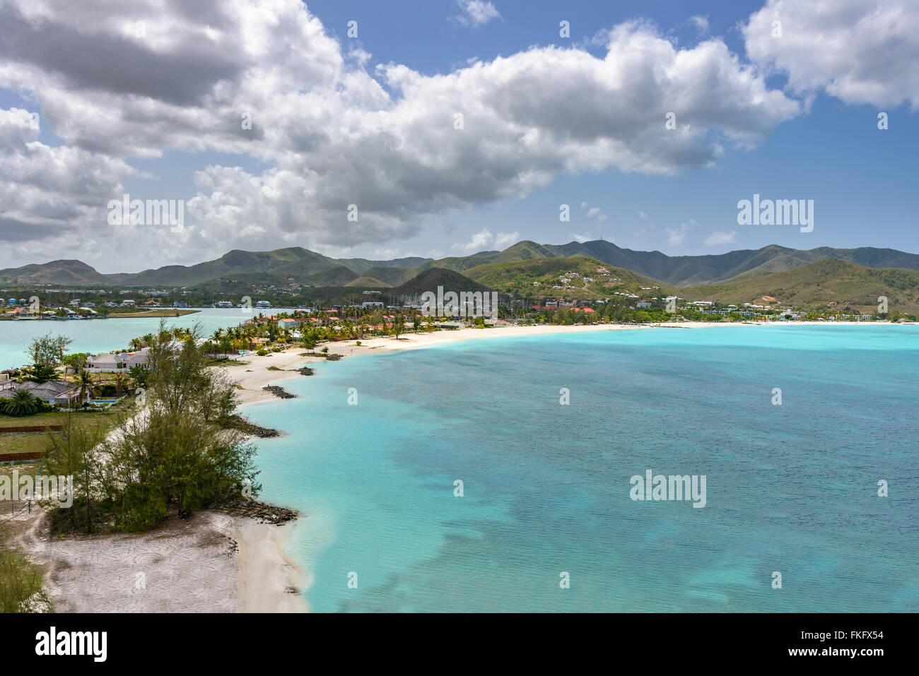 Spiaggia tropicale a Antigua isola dei Caraibi con sabbia bianca, oceano turchese acqua e cielo blu Foto Stock