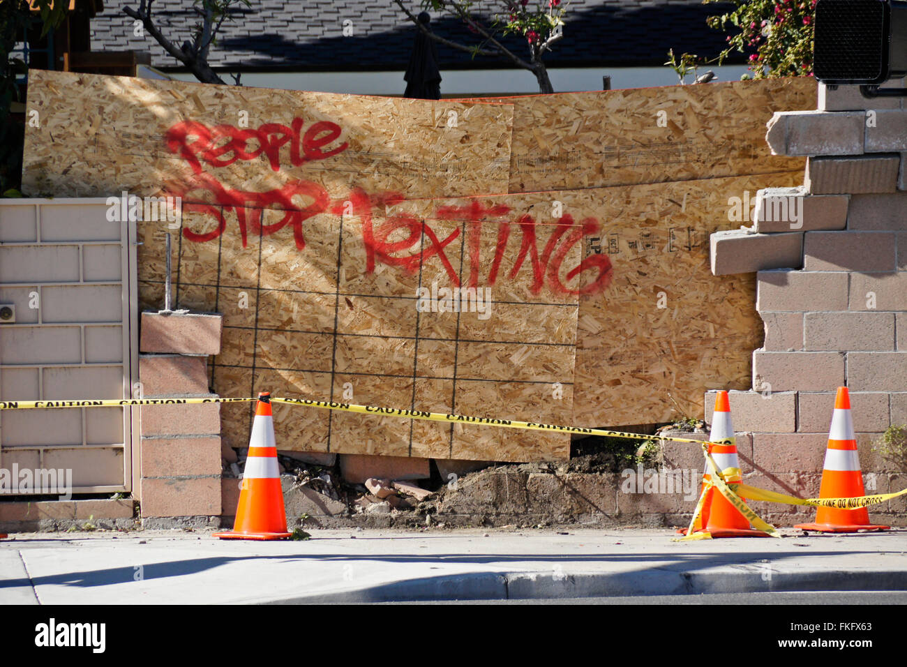 Segno fatti in casa presso il sito di incidente automobilistico, Fontana Valley, California Foto Stock