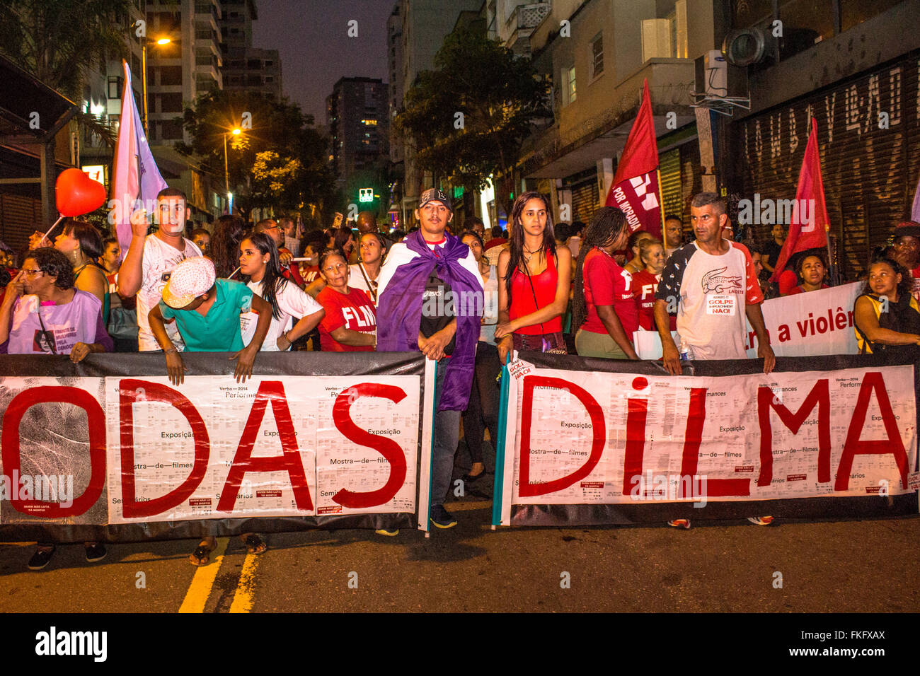 Sao Paulo, Brasile, Marzo 08, 2016. Migliaia di donne in marzo a Sao Paulo, Brasile il 8 marzo 2016 in osservanza della Giornata internazionale della donna. Essi si uniscono i manifestanti in tutto il mondo come la chiamano per la parità tra i sessi, in particolare per quanto riguarda la parità di retribuzione per il lavoro, e terminando la violenza degli uomini contro le donne.molti manifestanti sono stati divisi tra sostenitori e non sostenitori del governo di Dilma Rousseff. ed ex Presidente Luiz Inacio Lula da Silva. Credito: Alf Ribeiro/Alamy Live News Foto Stock